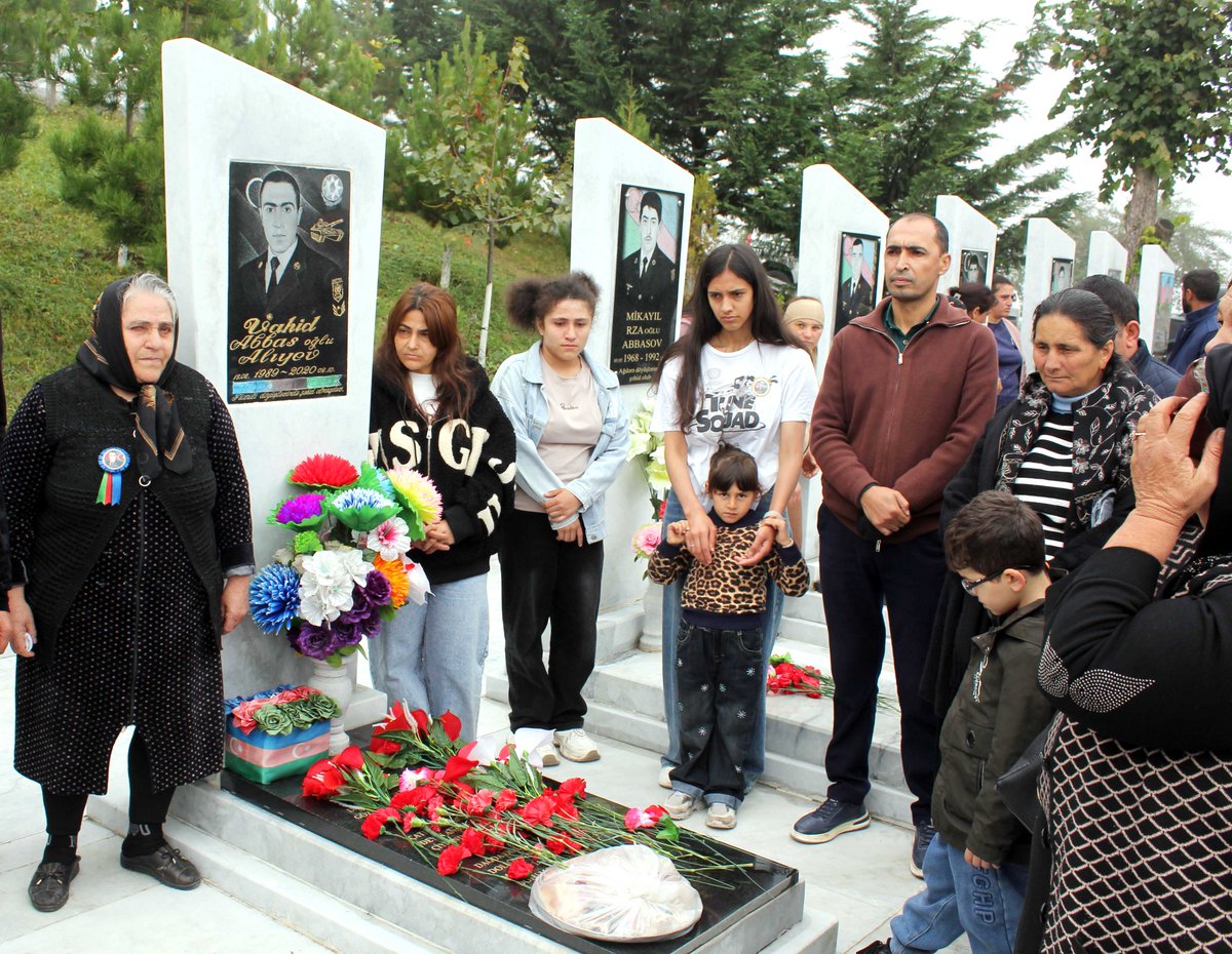RayonIcra's tweet photo. Daşkəsənli Vətən müharibəsi şəhidləri Vahid Aliyev və Elvin Quliyev şəhadətlərinin 6-cı ildönümü günündə anılıblar    

 Ətraflı linkdə:https://t.co/SwOhIY3d0t https://t.co/Z5pBaYX5Wh