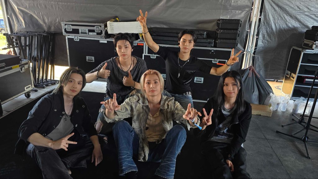 XH_official's tweet photo. [ #Xtra_Scenes ]

뜨겁게 불태운 부락페 🔥
빌런즈랑 뛰노니 FEELING NICE 하잖아!📢

#XdinaryHeroes #엑스디너리히어로즈
#WE_ARE_ALL_HEROES
#2026BIRF #2026부산국제록페스티벌 https://t.co/fsERBBHpep