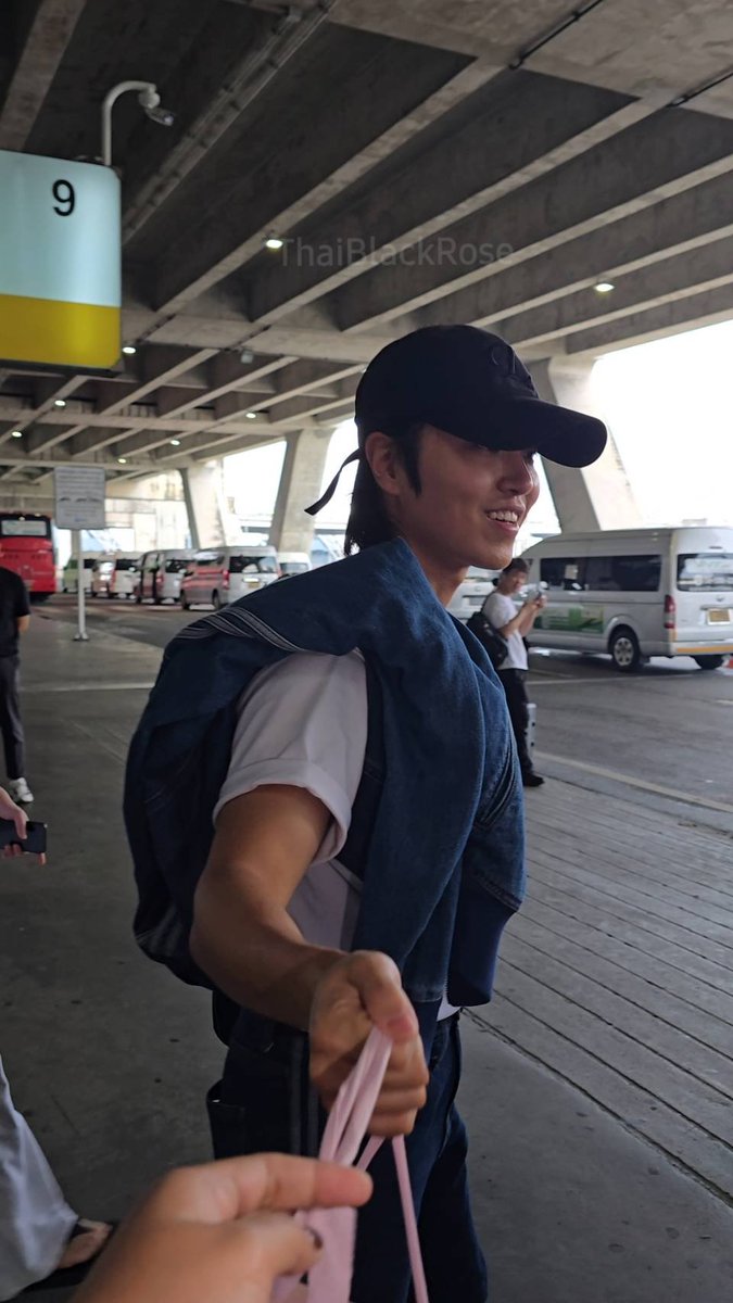ThaiBlackRose's tweet photo. Welcome to Thailand 🇹🇭
ยินดีต้อนรับThe Rose สู่ประเทศไทยนะคะ พรุ่งนี้มาสนุกและสร้างความทรงจำดีๆกันน้า ศิลปินพร้อมแล้ว แฟนคลับพร้อมรึยังงเอ่ย ใครยังไม่มีบัตรรีบซื้อแล้วไปเจอหนุ่มๆกันน้า ❤️🌹🖤🥀

#ROSETOPIA_in_Bangkok
#TheRos  #เดอะโรส
#TheRoseTOUR2026 https://t.co/RR37Tm9MJN