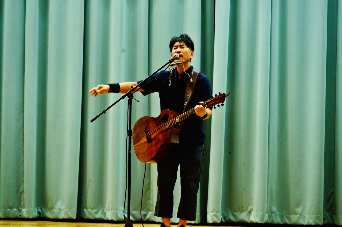ymdken1's tweet photo. 先日の保戸野小学校体育館での『ほどの祭り』LIVEメチャクチャ楽しかった☺
母校に数十年ぶりに戻ってLIVEができたのは感無量でした😢
LIVE中、打合せなしに皆さんがステージ前に踊りに来てくれて最高に盛り上りました🚀
LIVE後に竿灯や花火を皆で観れたのも嬉しかったです🎆来年もLIVEできたらいいな https://t.co/w4fTudejSw