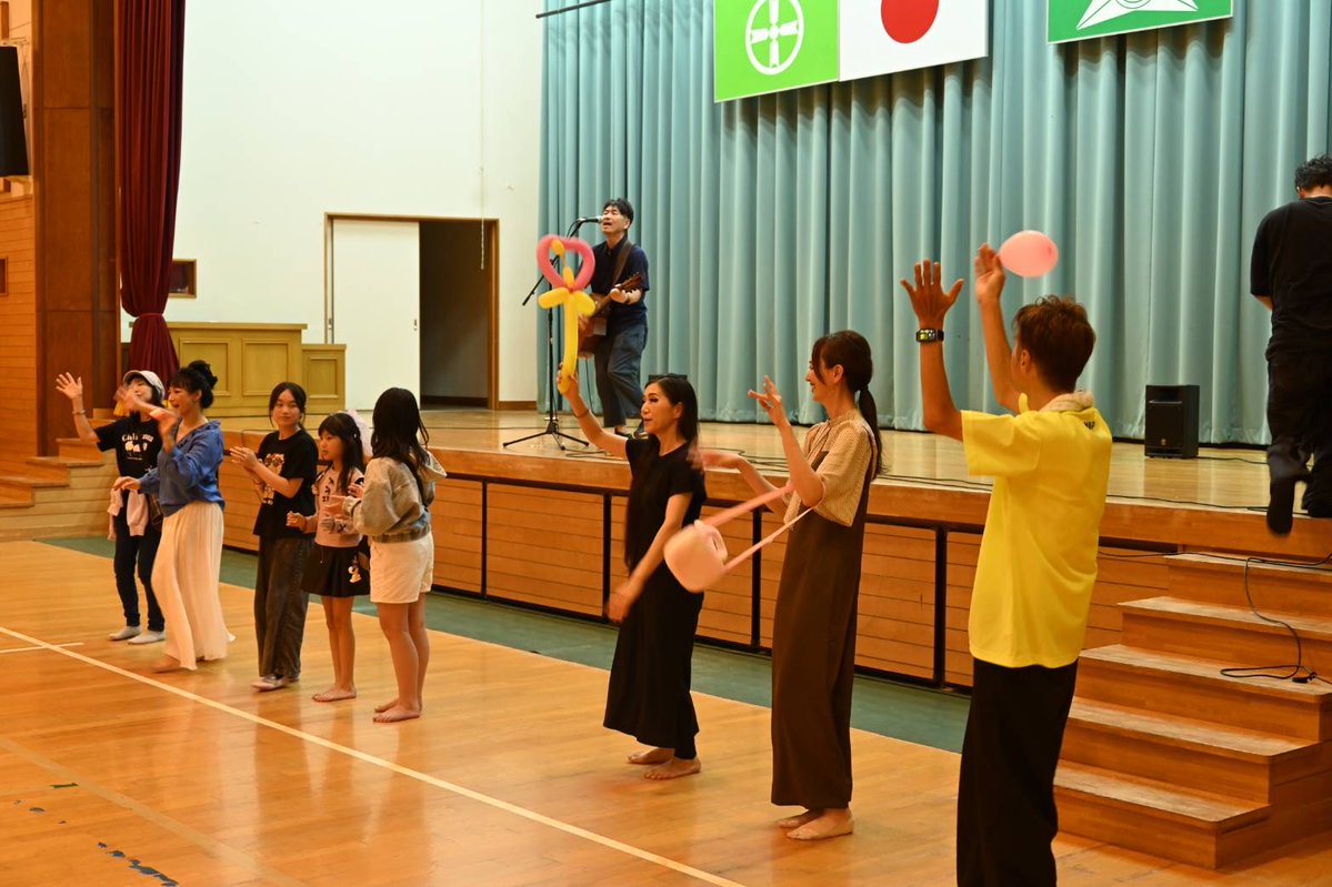 ymdken1's tweet photo. 先日の保戸野小学校体育館での『ほどの祭り』LIVEメチャクチャ楽しかった☺
母校に数十年ぶりに戻ってLIVEができたのは感無量でした😢
LIVE中、打合せなしに皆さんがステージ前に踊りに来てくれて最高に盛り上りました🚀
LIVE後に竿灯や花火を皆で観れたのも嬉しかったです🎆来年もLIVEできたらいいな https://t.co/w4fTudejSw