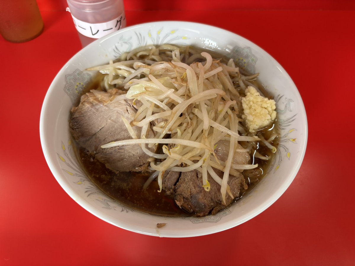 tinbin44's tweet photo. 沖縄に食べに来たよー！色の濃いめの醤油スープに沖縄ならではのコーレグース、楽しく美味しくいただきました！ #ラーメン二郎沖縄店 #小ラーメン #ニンニク https://t.co/d1eJtaMTXT