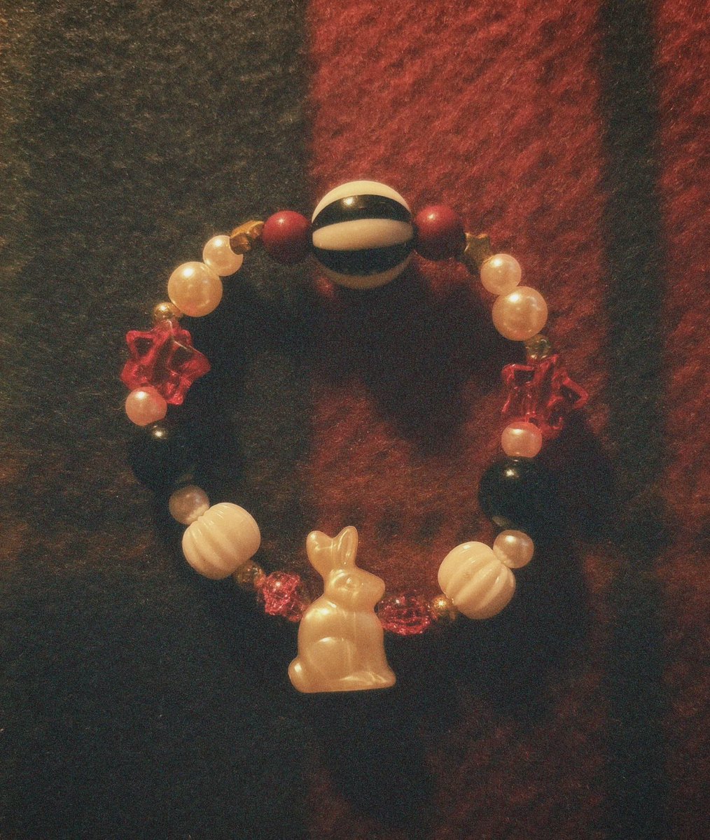 sad_bloom_'s tweet photo. うさぎ×サーカスモチーフのブレスレットを作った🎪 https://t.co/2rbW1AX1se