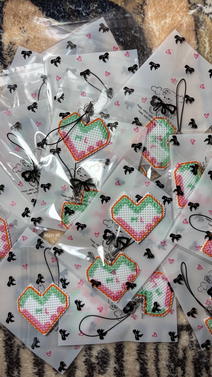 maji_matcha's tweet photo. Hi! user maji_matcha will give away her handmade cross stitched keychain as a freebie for #GirlRulesFMinManila

These are very limited, might randomly hand out this to a muvmuv 🫠🫶

💖💚 rt &amp; likes are appreciated 🙇🏻‍♀️

#MilkLove #มิ้ลค์เลิฟ
#NamtanFilm #ViewMim https://t.co/J53m6HK4kt