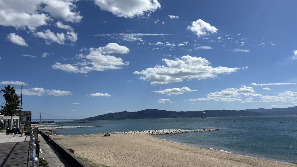 vivary_code's tweet photo. 海が目の前✨ハンバーガーはソースが決め手な気がする！ごちそうさまでした🍔 https://t.co/dA9bQBTsvk