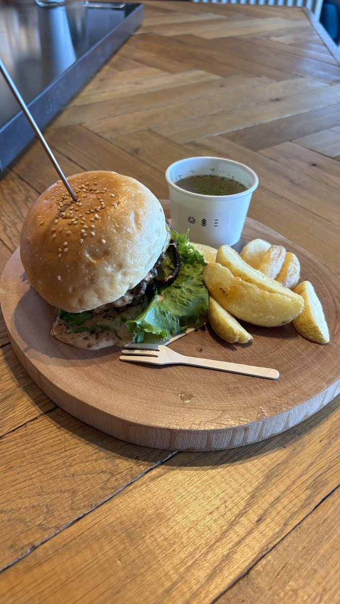 vivary_code's tweet photo. 海が目の前✨ハンバーガーはソースが決め手な気がする！ごちそうさまでした🍔 https://t.co/dA9bQBTsvk