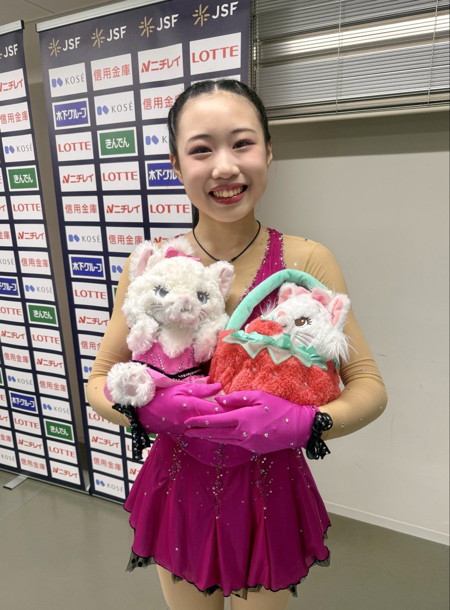 online_on_ice's tweet photo. ❄️東京選手権🗼ジュニア女子SP❄️
1位 #宮﨑花凜 選手🐱🎀
「ジュニア1年目の今、国際大会を経験させてもらえたことはすごく嬉しかった。
でも悔しかったのでいっぱい練習しました👊」
収穫はたくさんあった様子✨
Q.驚いたことは？
A.ラウンジがあって、「ラウンジって楽しいなぁって思った😆」

🗣️ FSはJGP中国大会で学んだことを今回の試合で全部に発揮できるように自分の今までやってきたことを信じて頑張ります❤️‍🔥

現在の身長は155cm🙌
春からは4cm、去年からは6cm伸びました🌱
「成長期真っ最中です🤩」
#figureskate  #FOD #フジスケ
 #全日本ジュニアへの道  #KarinMIYAZAKI
📸同じ衣装を着たマリーちゃんと🐱🎀