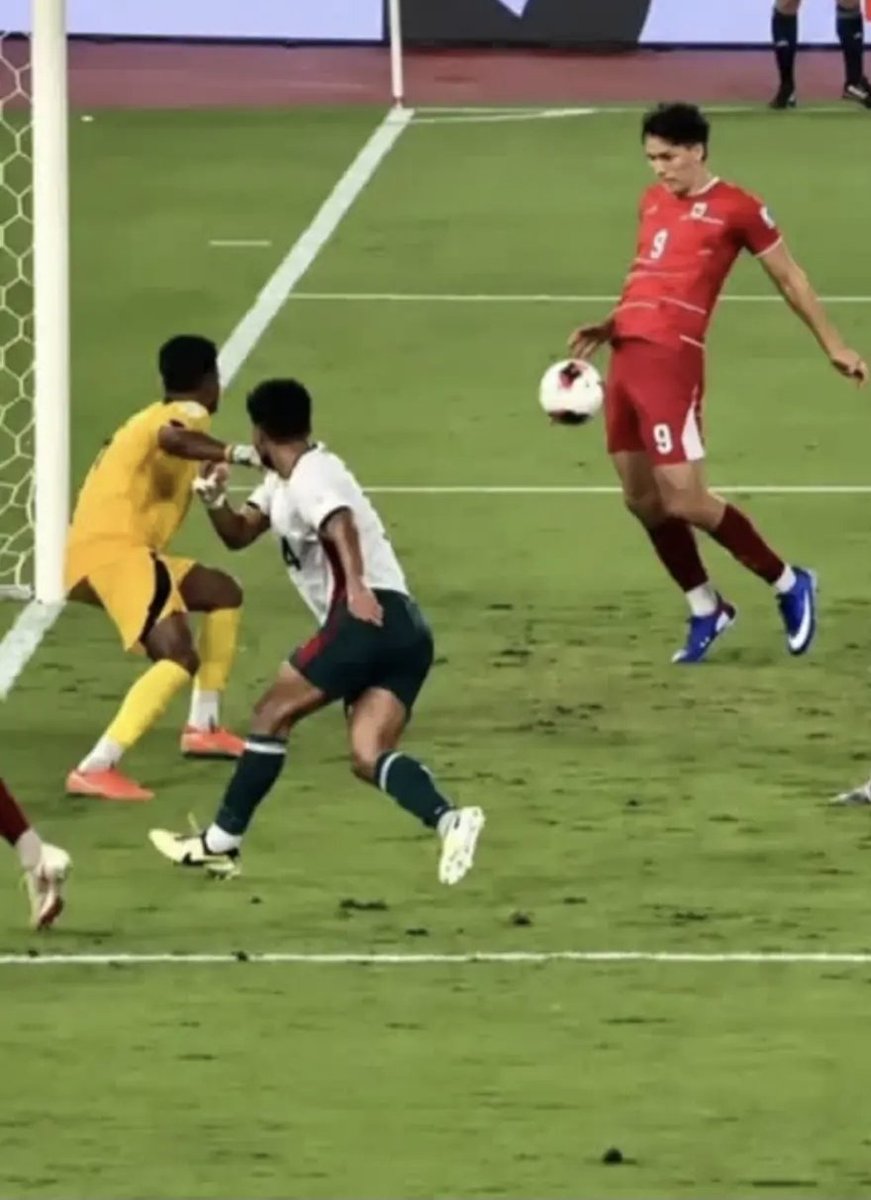 GiaPratamaMD's tweet photo. Saya belum pernah melihat akhir fase grup bola sedahsyat dan sedramatis ini. 

17 gol dalam 2 pertandingan. 5 di antaranya di perpanjangan waktu!

Buat yg sangat gak sempat nonton tadi malam, Begini ceritanya...

Indonesia dan Malaysia bermain imbang 0–0 saat bertemu di fase grup Piala ASEAN. Menjelang pertandingan terakhir, poin kita sama tapi Malaysia unggul satu selisih gol.

20 menit pertandingan, 
Malaysia golin 1, Indonesia 2.

Artinya, saat itu kedua tim punya poin, selisih gol, dan jumlah gol yang persis sama.

Enam menit kemudian, Malaysia mengubah skor menjadi 2–0. Mereka kembali unggul selisih gol.

Enam menit setelahnya, kita mencetak gol ketiga. Kedua tim kembali sejajar.

Tapi empat menit kemudian, Bangladesh membobol gawang kita. Skornya jadi 3–1.

Lalu, hanya semenit berselang, kita membalas. Skor menjadi 4–1!

Sampai di sini, Timnas seolah berpikir, “Kita harus bikin jarak supaya bisa bernapas sedikit.”

Kita nambah 2 gol sebelum turun minum. Skor menjadi 6–1. 

Sekarang selisih gol Indonesia unggul dua atas Malaysia.

Setelah itu, Memasuki babak kedua, Indonesia mendadak sepi gol. 

Sementara di pertandingan Malaysia, menit ke-87, mereka mencetak gol kelima ke gawang Singapura!

Artinya, Malaysia menyalip Indonesia dan berada di posisi untuk lolos ke final.

Tapi Indonesia mencetak gol pada menit ke-90. Skor menjadi 7–1!

Selisih gol kedua tim kembali sama, tetapi sekarang Indonesia unggul jumlah gol yang dicetak.

Tiba-tiba, hanya semenit kemudian, kita kecolongan, Bangladesh mencetak gol. Skor jadi 7–2.

Dan semenit setelah itu, Malaysia mengubah skor menjadi 6–0 atas Singapura.

Pedih..

Selisih gol Malaysia sekarang +9. 
Indonesia +7.

Disini Garuda menyala di dada seluruh pemain. Malaysia boleh unggul kekuatan paspor tapi tidak untuk Bola.

Seluruh pemain indonesia, termasuk Emil Audero maju ke kotak penalti Bangladesh.

Pada menit ke-97, Kevin Diks mencetak gol. Skor menjadi 8–2!

Pertandingan tinggal beberapa detik lagi.

Kita masih butuh satu gol lagi.

Dan gol itu benar-benar datang!

Egy dengan kaki kirinya memberikan umpan lob ke sisi kiri untuk Ole, lalu Ole dengan tenangnya melewati 1 pemain dan memberikan umpan tarik ke Mitch.

Goll!!

Indonesia unggul 9–2 atas Bangladesh.

Selisih gol Indonesia: +9.
Selisih gol Malaysia: +9.

Dengan Malaysia mencetak total 9 gol, sepanjang Asean Cup, sementara Indonesia sudah mencetak 11.

Jadi, lewat sentuhan burung garuda paling terakhir dalam pertandingan itu, Indonesia lolos ke final Piala ASEAN!