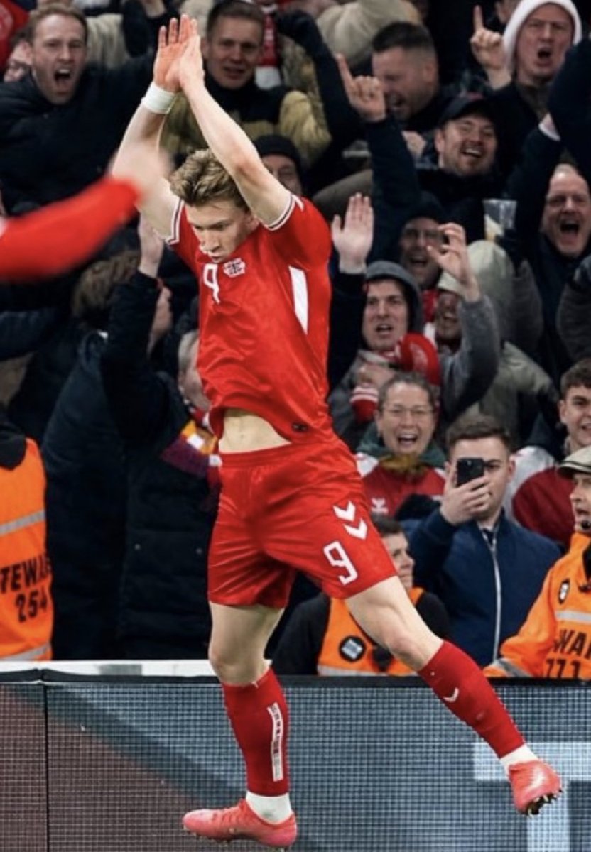 TouchlineX's tweet photo. 🚨🗣️ 𝗡𝗘𝗪: Rasmus Højlund: "I did the 'SIIIUUU' celebration as a tribute to Cristiano Ronaldo, after everything that happened to him.

"I just wanted to honor him, there was NO DISRESPECT to the Portugal team. He is my role model, that's why I did it." https://t.co/L6TqlhyPdd