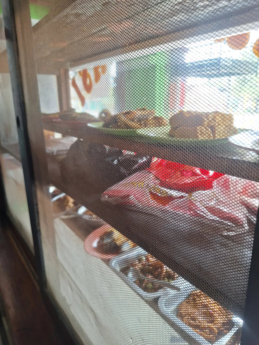 keluhkesahkonoh's tweet photo. Covid aja nggak separah ini, sumpah 😭

Udah jam 12 siang, tapi belum ada satu orang pun yang makan. Yang lewat juga sepi, depan warung malah cuma dipakai buat parkir sembarangan.

Kasian aja lihat mama 🥲 https://t.co/nPHVNJDBhX
