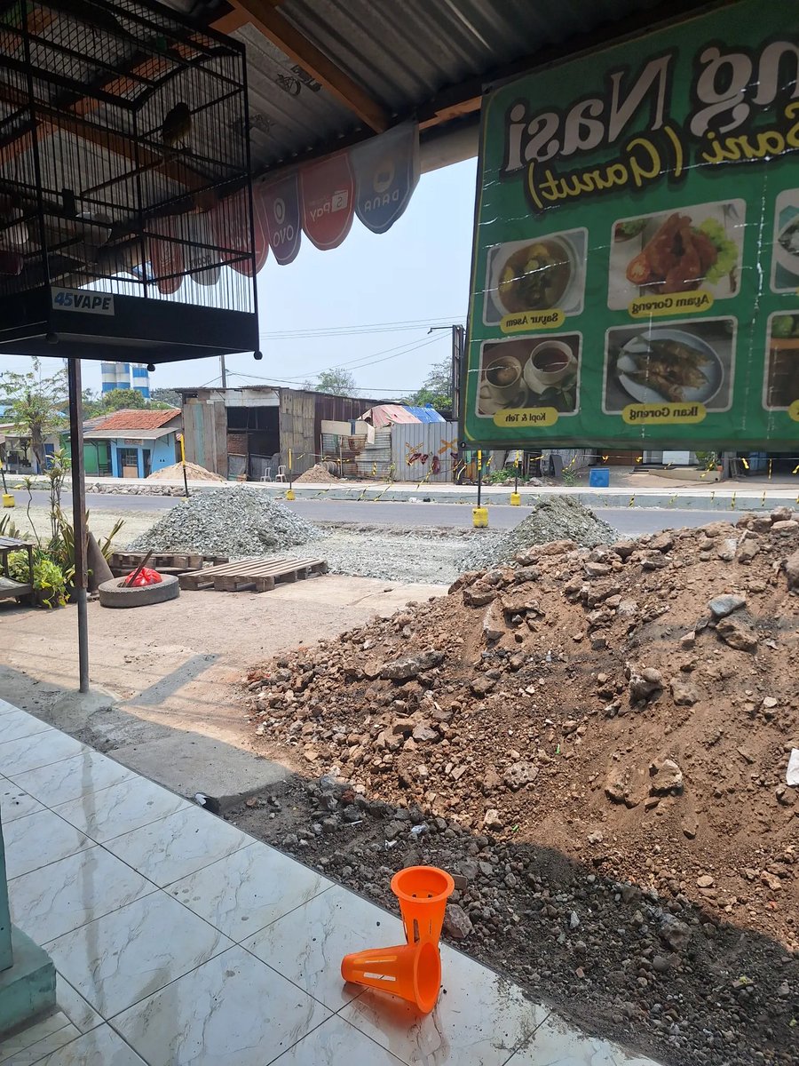 keluhkesahkonoh's tweet photo. Covid aja nggak separah ini, sumpah 😭

Udah jam 12 siang, tapi belum ada satu orang pun yang makan. Yang lewat juga sepi, depan warung malah cuma dipakai buat parkir sembarangan.

Kasian aja lihat mama 🥲 https://t.co/nPHVNJDBhX