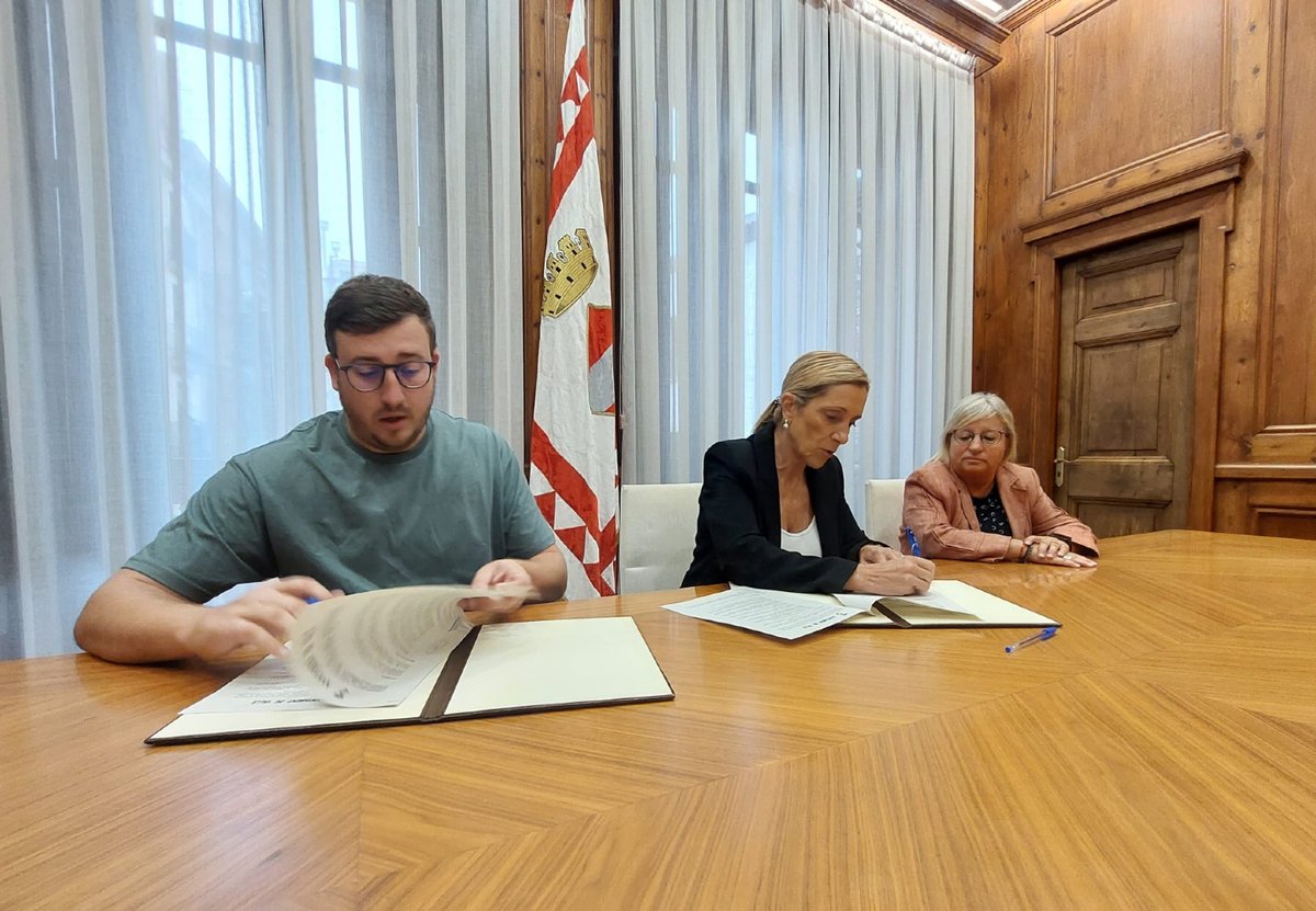 VallsAjuntament's tweet photo. 🤝 L’Ajuntament de Valls i @CastellsCat signen un conveni de col·laboració per donar suport a l’activitat de l’entitat i a les accions de promoció i difusió del fet casteller.

✍️ Signen l’alcaldessa de Valls, Dolors Farré, i el president de l'entitat, Albert Torres. https://t.co/NejmgXLizT