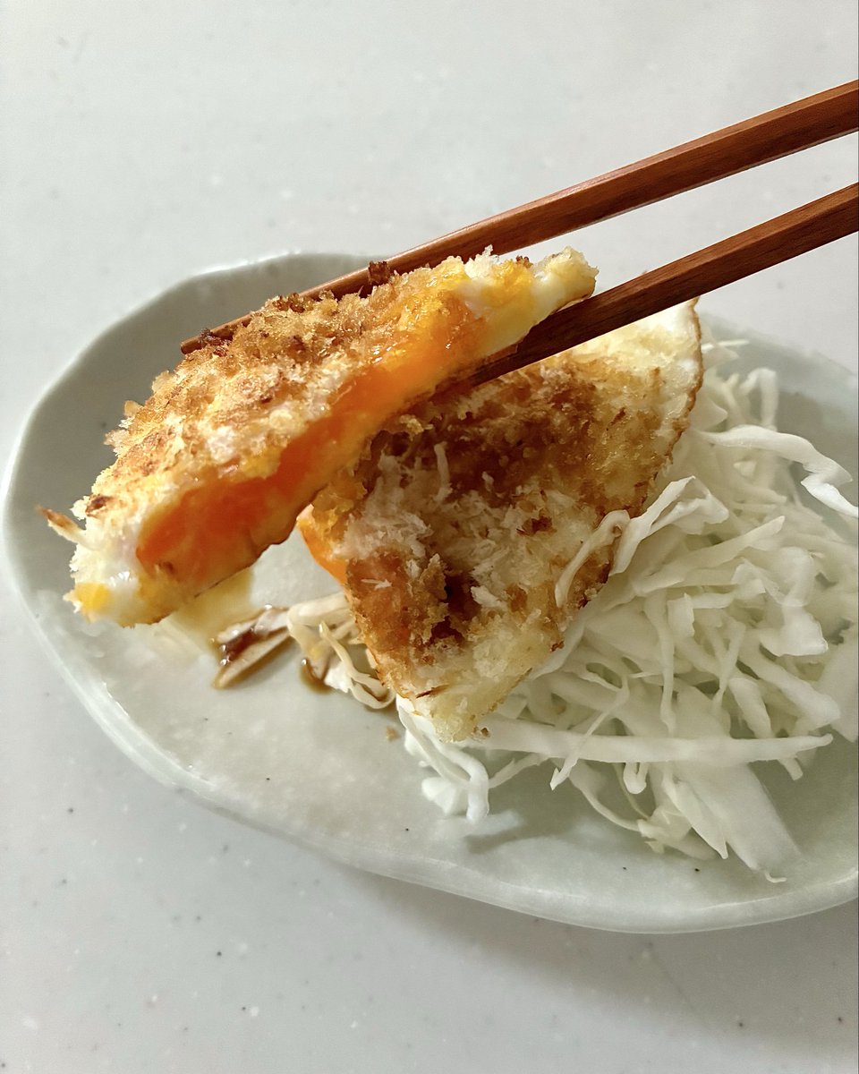 Sakichan1230's tweet photo. 子供の頃から母が「卵のパネソテー」と言っていたもの(卵のフライ)を可能な限り簡単にアレンジして作ってみました🍳
外はサクサク、中は黄身がトロリと美味しいです https://t.co/PY2qK8okt3