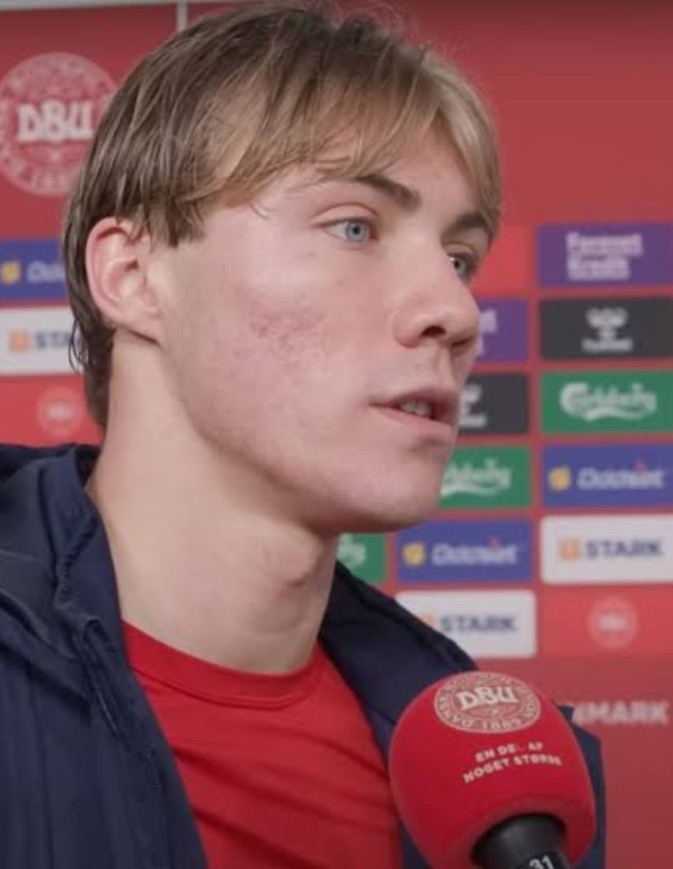 MadridUniversal's tweet photo. ❗️ Rasmus Højlund on hitting the 'SIIUU' against Portugal:

"My celebration in Cristiano Ronaldo's style was a tribute to him. Especially after what happened yesterday, perhaps his journey with the national team has come to an end."

"I just wanted to honor him, there was no disrespect to the Portuguese national team in it. I did it only because Cristiano is my role model."