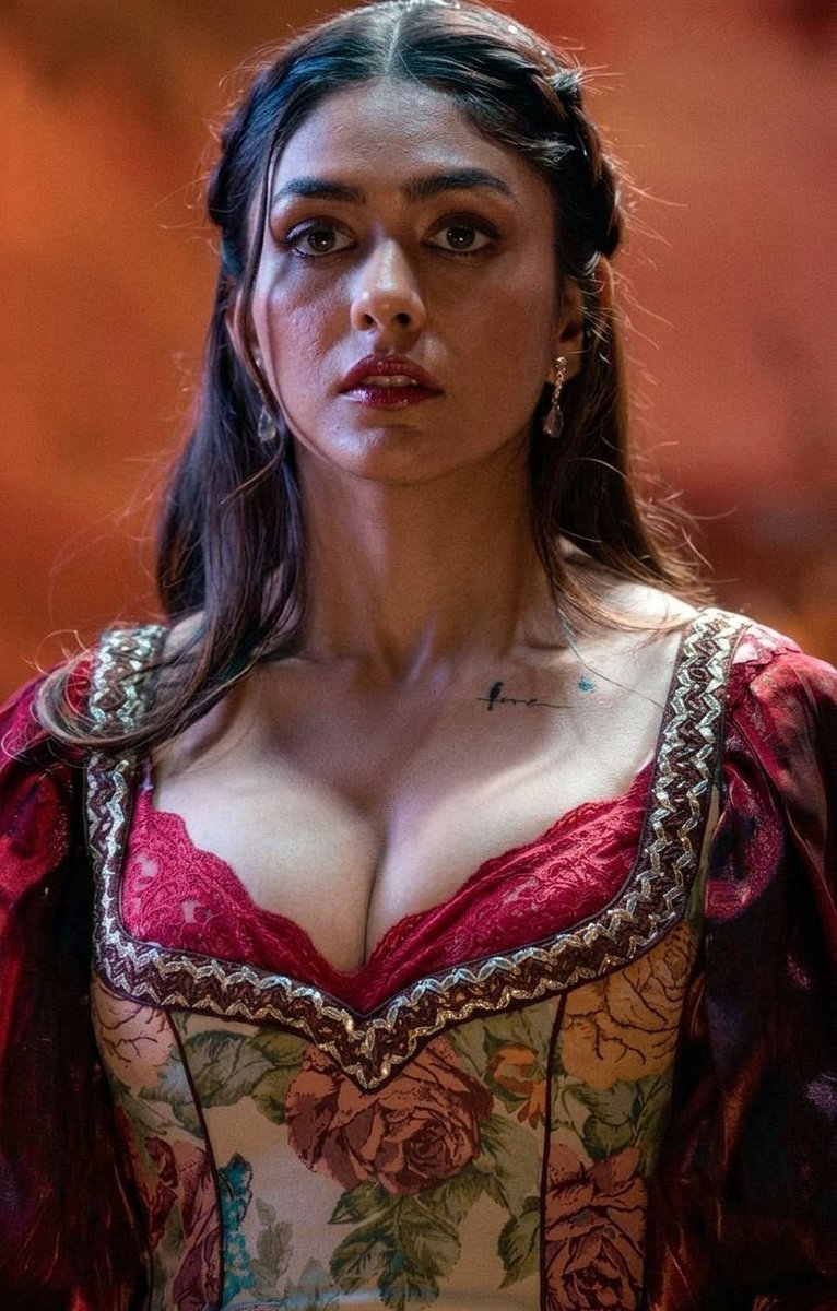 actress_worlddd's tweet photo. Mrunal serving an eye feast 🔥😮‍💨 https://t.co/EkcTzo2ESq