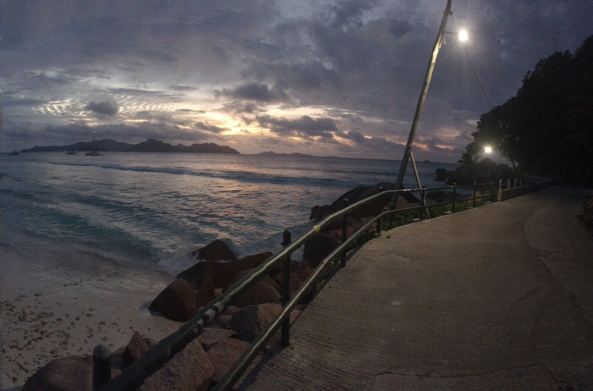 StrainWedding's tweet photo. Noch 3 Tage Seychellen, dann (endlich) wieder nach Hause. Bin nur hier weil ich von meiner Frau dazu genötigt wurde. Immerhin gabs gestern endlich mal was zu kiffen. Wenns bei uns immer noch Sommer ist, dreh ich am Rad. https://t.co/5hw5m8hlOb
