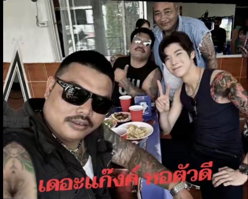 anonyxmousgirl's tweet photo. เรื่องก่อนเป็นท่านชายใช่มั้ย ได้! หอตัวดีจับเปลี่ยนหมด555555555จิมมี่&amp;เดอะแก๊งเป็นหัวโจกคุมหอเลยป่ะ สาดไปสมาชิกของจิง

#jimmy_jimmoi , #TheDDormSitcom https://t.co/Vz8hwDGt9V
