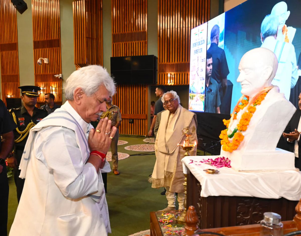 manojsinha_'s tweet photo. On Gandhi Jayanti, I bow to the Father of the Nation, Pujya Mahatma Gandhi Ji. Attended the commemoration event organised by School Education Department & Department of Culture. Pujya Bapu’s ideals of truth & non-violence remain timeless guides for us. Today, as rapid progress in technology reshapes our lives, let us ensure it serves humanity and inclusivity. Bapu’s vision inspires us to build a Developed India by 2047.