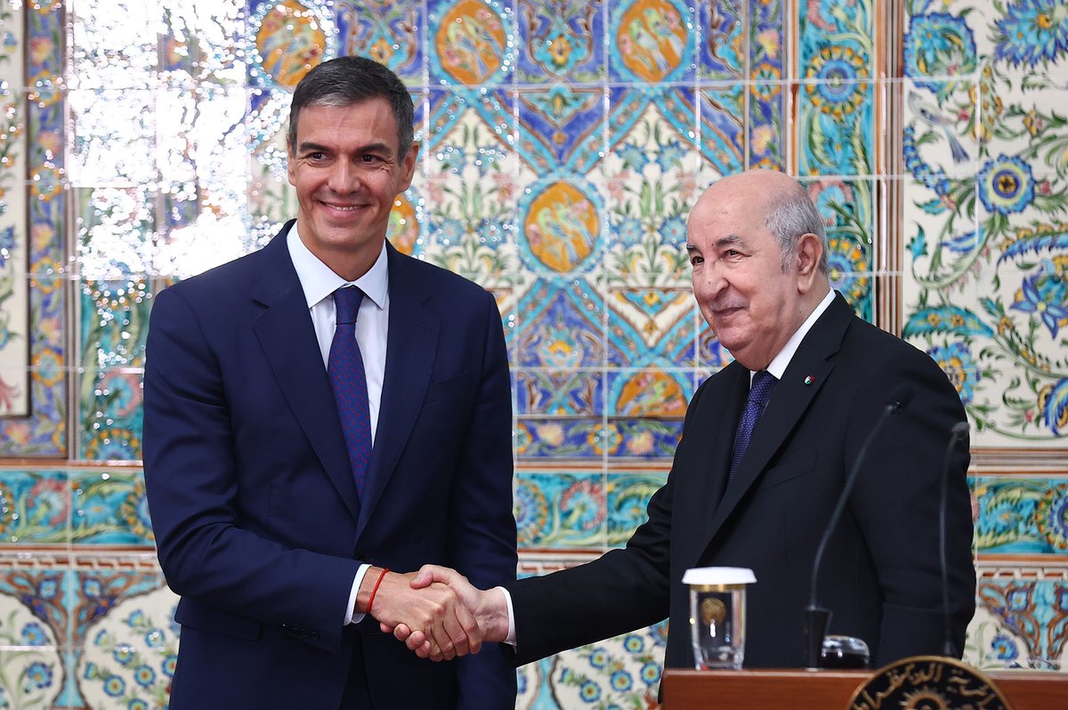 herqles_es's tweet photo. 🇪🇸🇩🇿 | Sánchez indigna a Argelia al cancelar la cumbre bilateral de octubre para no molestar a Marruecos:

El Gobierno de Pedro Sánchez ha aplazado, sin nueva fecha, la Reunión de Alto Nivel con Argelia prevista para el 20 de octubre en Madrid. La decisión habría sido comunicada a Argel de forma inesperada, cuando los preparativos del encuentro con el presidente Abdelmayid Tebune ya estaban en marcha.

El aplazamiento coincide con la próxima visita de los Reyes a Ceuta y Melilla, los días 13 y 14 de octubre. En este contexto, existe la posibilidad de una reacción de Marruecos, incluida una eventual retirada de su embajadora en Madrid. El giro llega pocos días después de que Exteriores defendiera el refuerzo de las relaciones con Argelia.