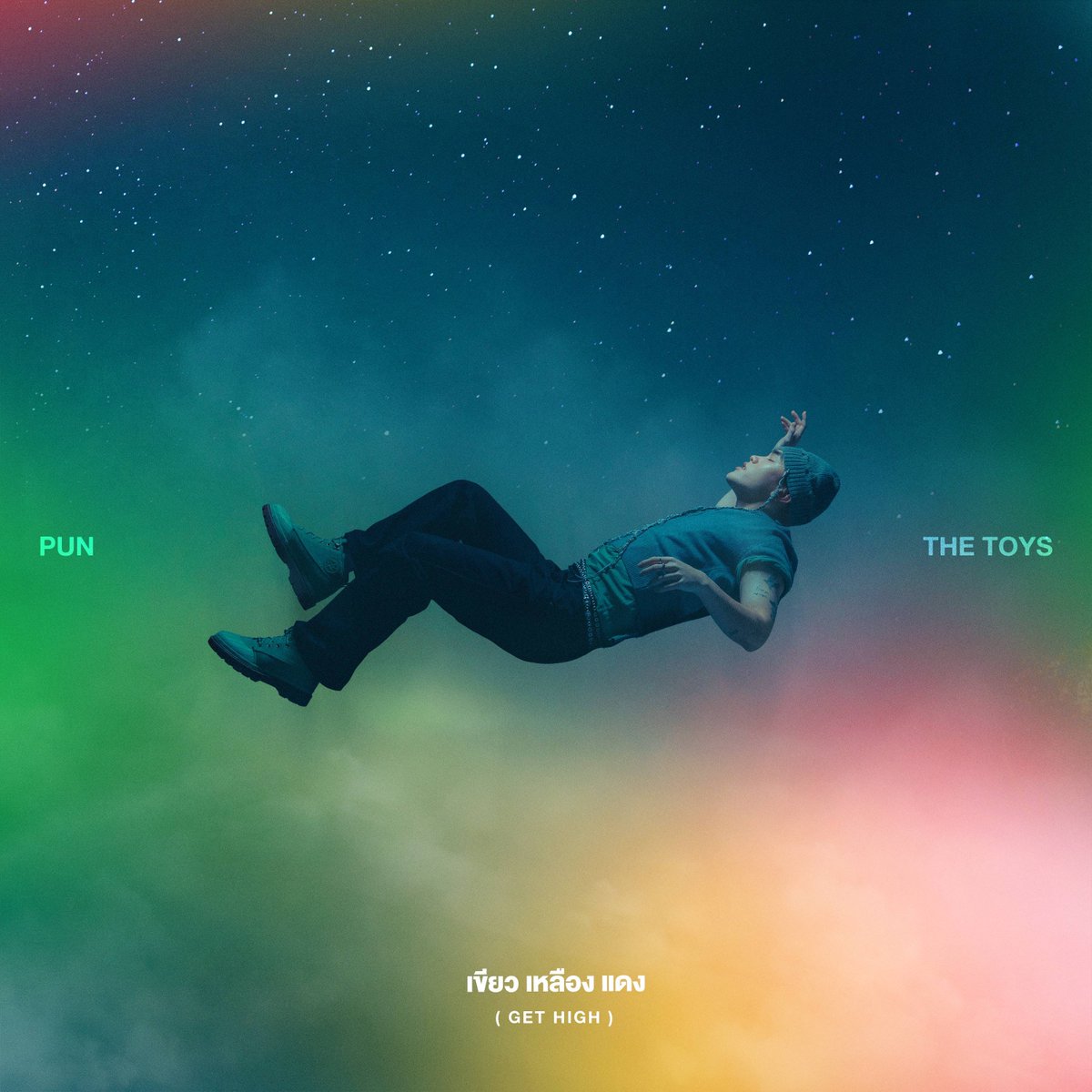 NNEWs_Uent's tweet photo. ว่าที่คอแลปส์แห่งปี! PUN, THE TOYS เตรียมส่งเพลงใหม่ “เขียว เหลือง แดง (Get high)”
การร่วมงานครั้งแรกของสองศิลปินแห่งยุค เตรียมฟังพร้อมกัน 8 ต.ค. นี้

🔗 https://t.co/ML84QBIb7M

#PUN #THETOYS #เขียวเหลืองแดง #Gethigh #UniversalMusicTH

เซอร์ไพรส์แฟนเพลงรับเดือนตุลาคมแบบที่ไม่มีใครคาดคิด เมื่อ PUN และ THE TOYS สองศิลปินแถวไมหน้าของเจเนอเรชันที่ได้รับการยอมรับทั้งในฐานะนักร้อง นักแต่งเพลง และคนทำเพลง เตรียมโคจรมาร่วมงานกันอย่างเป็นทางการเป็นครั้งแรกในซิงเกิล “เขียว เหลือง แดง (Get high)” ว่าที่คอแลปส์แห่งปีที่แฟนเพลงชาวไทยไม่ควรพลาด เตรียมปล่อยให้ฟังพร้อมกัน 8 ตุลาคมนี้

การเจอกันครั้งนี้สร้างความตื่นเต้นให้กับแฟน ๆ อย่างมาก ต่างโพสต์คอมเมนต์กันไม่หยุด เมื่อ “เขียว เหลือง แดง (Get high)” เป็นเพลงที่ PUN เตรียมปล่อยให้แฟน ๆ ได้ฟังเป็นเพลงแรกหลังเจ้าตัวกลับมาลุยงานเพลงอย่างเต็มที่อีกครั้ง และเจ้าตัวก็เลือกสร้างความพิเศษให้ช่วงเวลานี้ด้วยการร่วมงานกับ THE TOYS ที่หลายคนแทบไม่คิดว่าจะได้เห็นสองชื่อนี้มาอยู่ด้วยกัน จะเรียกว่าเป็นคอแลปส์ในฝันที่ใคร ๆ ก็อยากเห็นมานานแล้วก็ไม่ผิด

ขณะที่ THE TOYS เองก็ไม่ได้ปล่อยผลงานเพลงใหม่ที่เขียนและร้องเองมาให้แฟน ๆ ฟังกันพักใหญ่ การกลับมาของทั้งคู่พร้อมกันในเพลงเดียว จึงถือเป็นผลงานครั้งสำคัญที่ทุกคนเฝ้ารอฟังตั้งแต่เห็นแค่ชื่อเพลง โดยเฉพาะเมื่อ PUN และ THE TOYS ขึ้นชื่อเรื่องฝีมือการแต่งเพลงที่มีเอกลักษณ์เป็นของตัวเอง จนทำให้ “เขียว เหลือง แดง (Get high)” กลายเป็นเพลงที่น่าจับตาตั้งแต่ยังไม่ทันได้ฟังเต็ม ๆ ถ้าอยากฟังเพลงนี้เป็นคนแรก ๆ ของประเทศ

กด Pre-Save เพลง “เขียว เหลือง แดง (Get high)” ของ PUN, THE TOYS ได้เลยที่นี่ https://t.co/oCqAxiD9Pw

PUN พูดถึงการทำเพลงกับ THE TOYS ว่า

“ครั้งแรกที่ผมคิดจะทำเพลงนี้ ด้วยอารมณ์ของเพลงมันดูล่องลอย ชื่อแรกที่นึกถึงเลยเป็นพี่ทอย ผมมีภาพในหัวขึ้นมาเลยว่า พี่ทอยจะทำดนตรีออกมาสไตล์ไหน ซึ่งเมื่อได้ทำเพลงด้วยกันแล้วก็เห็นชัดเลยว่า พี่ทอยมีความเป็นตัวของตัวเองสูงมาก ท่อนที่พี่ทอยแต่งมา ผมไม่ได้แก้อะไรเลย เพราะเป็นท่อนที่พี่ทอยแต่งจากความรู้สึกของตัวเองจริง ๆ ออกมาเพอร์เฟกต์มาก ๆ”

นอกจากนี้ PUN ยังย้ำว่า “เขียว เหลือง แดง (Get high)” เป็นเพลงที่แตกต่างจากเพลงก่อน ๆ ที่เคยทำมาพอสมควร

“เนื้อเพลงของเพลงนี้มีความหมายลึกมาก ผมเล่าทั้งสองเรื่องเอาไว้ในเพลงเดียว ทำให้เนื้อเพลงสามารถตีความได้หลายแบบ รวมถึงชื่อเพลงที่ดูแปลกตา ซึ่งผมเองก็ไม่เคยตั้งชื่อเพลงแนวนี้มาก่อนเหมือนกัน”

นับถอยหลังรอฟัง “เขียว เหลือง แดง (Get high)” การโคจรมาพบกันครั้งแรกของ PUN และ THE TOYS สองชื่อที่การันตีทั้งเอกลักษณ์ทางดนตรี เสียงร้อง และฝีมือการแต่งเพลง กับการคอแลปส์ที่ทุกคนรอคอย จนเตรียมกลายเป็นอีกหนึ่งเพลงที่ถูกพูดถึงในช่วงปลายปีนี้ ฟังพร้อมกัน 8 ตุลาคมนี้ ทุกแพลตฟอร์มสตรีมมิง