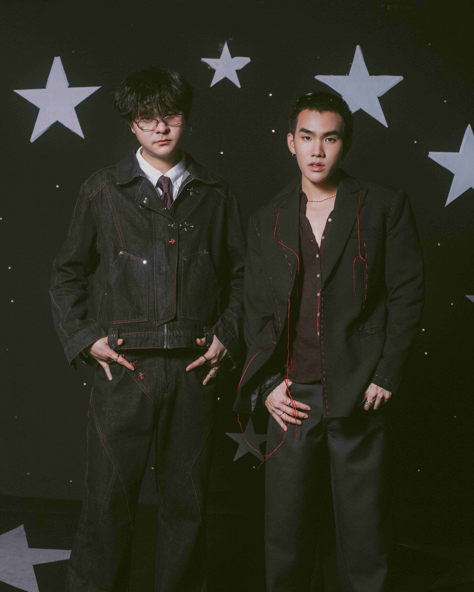 NNEWs_Uent's tweet photo. ว่าที่คอแลปส์แห่งปี! PUN, THE TOYS เตรียมส่งเพลงใหม่ “เขียว เหลือง แดง (Get high)”
การร่วมงานครั้งแรกของสองศิลปินแห่งยุค เตรียมฟังพร้อมกัน 8 ต.ค. นี้

🔗 https://t.co/ML84QBIb7M

#PUN #THETOYS #เขียวเหลืองแดง #Gethigh #UniversalMusicTH

เซอร์ไพรส์แฟนเพลงรับเดือนตุลาคมแบบที่ไม่มีใครคาดคิด เมื่อ PUN และ THE TOYS สองศิลปินแถวไมหน้าของเจเนอเรชันที่ได้รับการยอมรับทั้งในฐานะนักร้อง นักแต่งเพลง และคนทำเพลง เตรียมโคจรมาร่วมงานกันอย่างเป็นทางการเป็นครั้งแรกในซิงเกิล “เขียว เหลือง แดง (Get high)” ว่าที่คอแลปส์แห่งปีที่แฟนเพลงชาวไทยไม่ควรพลาด เตรียมปล่อยให้ฟังพร้อมกัน 8 ตุลาคมนี้

การเจอกันครั้งนี้สร้างความตื่นเต้นให้กับแฟน ๆ อย่างมาก ต่างโพสต์คอมเมนต์กันไม่หยุด เมื่อ “เขียว เหลือง แดง (Get high)” เป็นเพลงที่ PUN เตรียมปล่อยให้แฟน ๆ ได้ฟังเป็นเพลงแรกหลังเจ้าตัวกลับมาลุยงานเพลงอย่างเต็มที่อีกครั้ง และเจ้าตัวก็เลือกสร้างความพิเศษให้ช่วงเวลานี้ด้วยการร่วมงานกับ THE TOYS ที่หลายคนแทบไม่คิดว่าจะได้เห็นสองชื่อนี้มาอยู่ด้วยกัน จะเรียกว่าเป็นคอแลปส์ในฝันที่ใคร ๆ ก็อยากเห็นมานานแล้วก็ไม่ผิด

ขณะที่ THE TOYS เองก็ไม่ได้ปล่อยผลงานเพลงใหม่ที่เขียนและร้องเองมาให้แฟน ๆ ฟังกันพักใหญ่ การกลับมาของทั้งคู่พร้อมกันในเพลงเดียว จึงถือเป็นผลงานครั้งสำคัญที่ทุกคนเฝ้ารอฟังตั้งแต่เห็นแค่ชื่อเพลง โดยเฉพาะเมื่อ PUN และ THE TOYS ขึ้นชื่อเรื่องฝีมือการแต่งเพลงที่มีเอกลักษณ์เป็นของตัวเอง จนทำให้ “เขียว เหลือง แดง (Get high)” กลายเป็นเพลงที่น่าจับตาตั้งแต่ยังไม่ทันได้ฟังเต็ม ๆ ถ้าอยากฟังเพลงนี้เป็นคนแรก ๆ ของประเทศ

กด Pre-Save เพลง “เขียว เหลือง แดง (Get high)” ของ PUN, THE TOYS ได้เลยที่นี่ https://t.co/oCqAxiD9Pw

PUN พูดถึงการทำเพลงกับ THE TOYS ว่า

“ครั้งแรกที่ผมคิดจะทำเพลงนี้ ด้วยอารมณ์ของเพลงมันดูล่องลอย ชื่อแรกที่นึกถึงเลยเป็นพี่ทอย ผมมีภาพในหัวขึ้นมาเลยว่า พี่ทอยจะทำดนตรีออกมาสไตล์ไหน ซึ่งเมื่อได้ทำเพลงด้วยกันแล้วก็เห็นชัดเลยว่า พี่ทอยมีความเป็นตัวของตัวเองสูงมาก ท่อนที่พี่ทอยแต่งมา ผมไม่ได้แก้อะไรเลย เพราะเป็นท่อนที่พี่ทอยแต่งจากความรู้สึกของตัวเองจริง ๆ ออกมาเพอร์เฟกต์มาก ๆ”

นอกจากนี้ PUN ยังย้ำว่า “เขียว เหลือง แดง (Get high)” เป็นเพลงที่แตกต่างจากเพลงก่อน ๆ ที่เคยทำมาพอสมควร

“เนื้อเพลงของเพลงนี้มีความหมายลึกมาก ผมเล่าทั้งสองเรื่องเอาไว้ในเพลงเดียว ทำให้เนื้อเพลงสามารถตีความได้หลายแบบ รวมถึงชื่อเพลงที่ดูแปลกตา ซึ่งผมเองก็ไม่เคยตั้งชื่อเพลงแนวนี้มาก่อนเหมือนกัน”

นับถอยหลังรอฟัง “เขียว เหลือง แดง (Get high)” การโคจรมาพบกันครั้งแรกของ PUN และ THE TOYS สองชื่อที่การันตีทั้งเอกลักษณ์ทางดนตรี เสียงร้อง และฝีมือการแต่งเพลง กับการคอแลปส์ที่ทุกคนรอคอย จนเตรียมกลายเป็นอีกหนึ่งเพลงที่ถูกพูดถึงในช่วงปลายปีนี้ ฟังพร้อมกัน 8 ตุลาคมนี้ ทุกแพลตฟอร์มสตรีมมิง