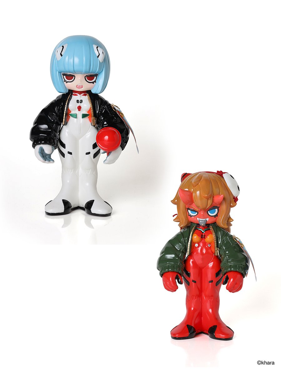 eva_store's tweet photo. 【オンライン】《予約受付再開！》
本日販売開始していました、プラグインクより、造形作家emDASH氏とのコラボレーションソフビフィギュアの、二次予約受付を開始しました！
https://t.co/wrnnC03g6R

開始して間もなく初回発送分が完売となっていましたが、引き続き二次発送分の予約を承っております！

emDASH氏のオリジナルキャラクター"MOVE"と"AMANOJAKI"をエヴァンゲリオンパイロットたちをイメージした装いにチェンジし、本企画の為の新規造形・新規金型で制作したソフビフィギュアです。
 製品のブリスターパッケージにはタケウチリョースケ氏による描き下ろしオリジナルイラストをプリント！

 ぜひ、この機会をお見逃しなく！

#エヴァストア