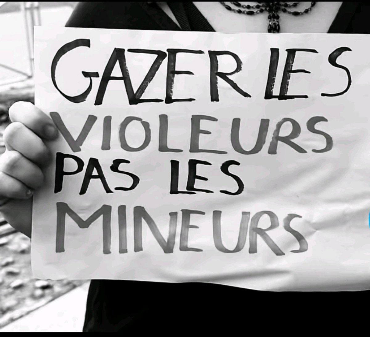 FatigueNumerik's tweet photo. Les pancartes sont aussi percutantes que cette jeunesse qu'on écoute pas. 
Les photos ne sont pas de moi.
#blocus #lycées https://t.co/Q9OPBghfnQ