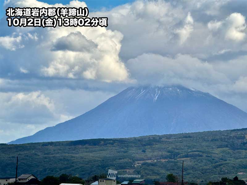 wni_jp's tweet photo. 【北海道上空に寒気　羊蹄山でも雪】
今日2日(金)は北海道の北で低気圧が発達し、強い寒気が流れ込んでいます。北海道では日本海側を中心に荒れた天気が続きました。
高い山では雪が降り、大雪山系の旭岳で初冠雪を観測したほか、後志地方の羊蹄山でも雪になりました。
https://t.co/3FlPwqVvJy https://t.co/TQxUnjZgt6