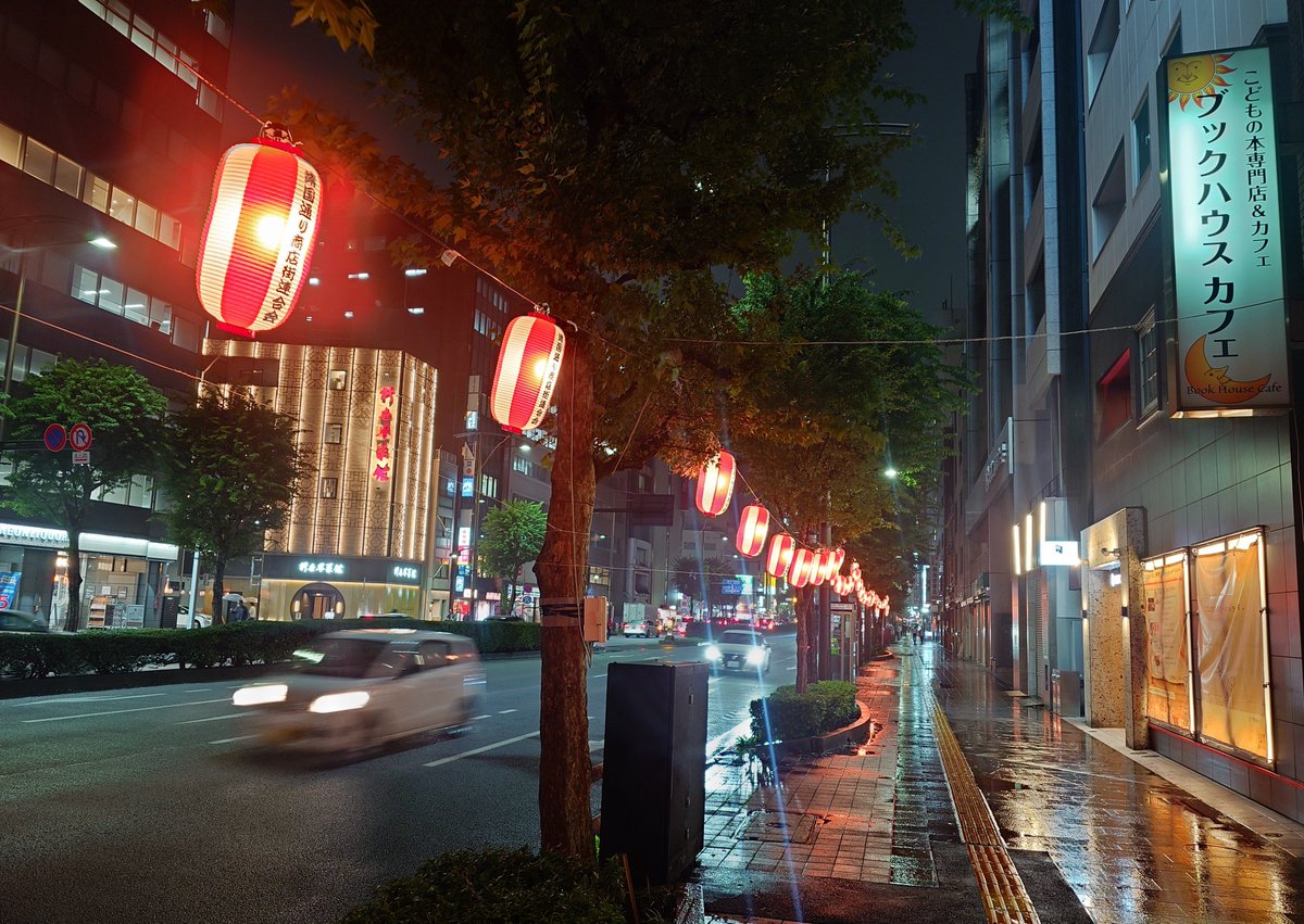 kanda_kosho's tweet photo. 【第66回 神田古本まつり】
開催まで、あと３週間❗️

靖国通りに提灯が並び始め、いよいよ雰囲気が漂ってきました。
準備も着々と進行中。秋晴れの神保町でお待ちしております！

公式Instagramでも情報を公開中！
ぜひフォローをお願いします！👇
https://t.co/LZvfkWCZG4

​#神田古本まつり #神保町 https://t.co/XxeCUJOu6N