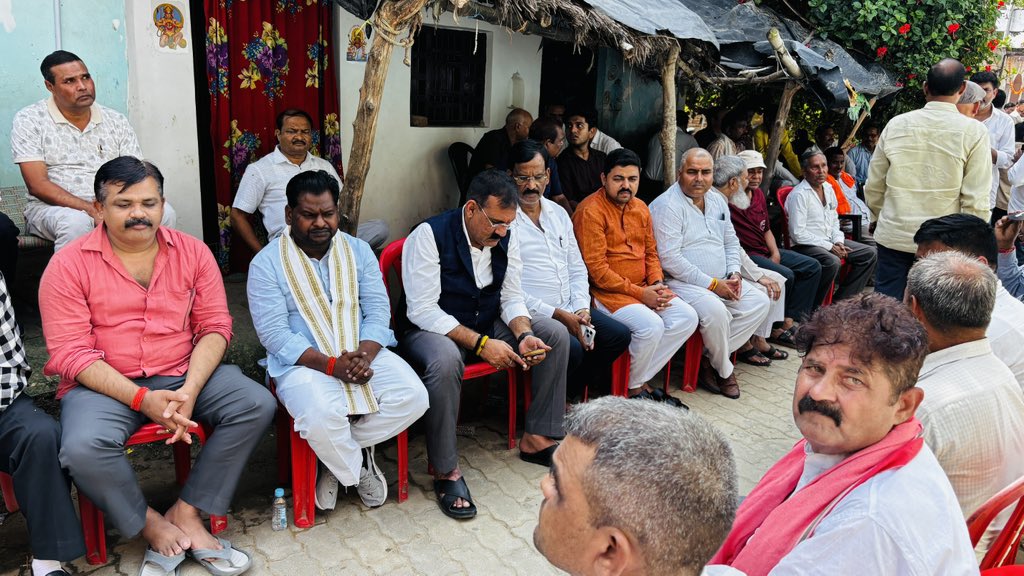 Neerajvermabbk's tweet photo. पूर्व जिला महामंत्री आदरणीय श्री संदीप गुप्ता जी के पैतृक ग्राम मलौली पहुंचकर उनके पूज्य पिता जी के अंतिम संस्कार में सम्मिलित हुआ। ईश्वर से प्रार्थना है कि दिवंगत पुण्यात्मा को अपने श्रीचरणों में स्थान दें एवं शोकाकुल परिजनों को यह वज्रपात सहने की शक्ति प्रदान करें।
अंतिम यात्रा में शामिल होकर दिवंगत आत्मा को भावभीनी श्रद्धांजलि अर्पित की।
ॐ शांति! 🙏