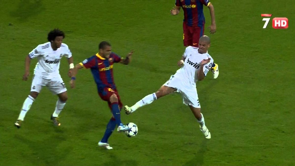 AlberttFCB's tweet photo. "Alguien debería explicar la anomalía estadística de las tarjetas contra el Madrid y el Barcelona" https://t.co/hTt5XVv9Uc