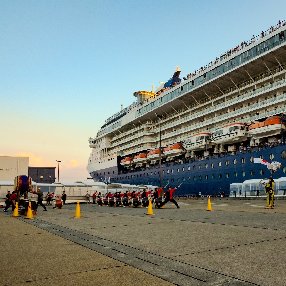 mlit_kagokoh's tweet photo. 9月30日、マリンポートかごしまに「セレブリティ・ミレニアム」（9万トン級）が寄港🚢✨
お見送りでは鼓工房粋の皆さまによる迫力ある太鼓演奏が披露され、乗客の皆さまも大いに盛り上がりました！🎶👏
#マリンポートかごしま #クルーズ船 #鼓工房粋 https://t.co/E5eTShbtC1