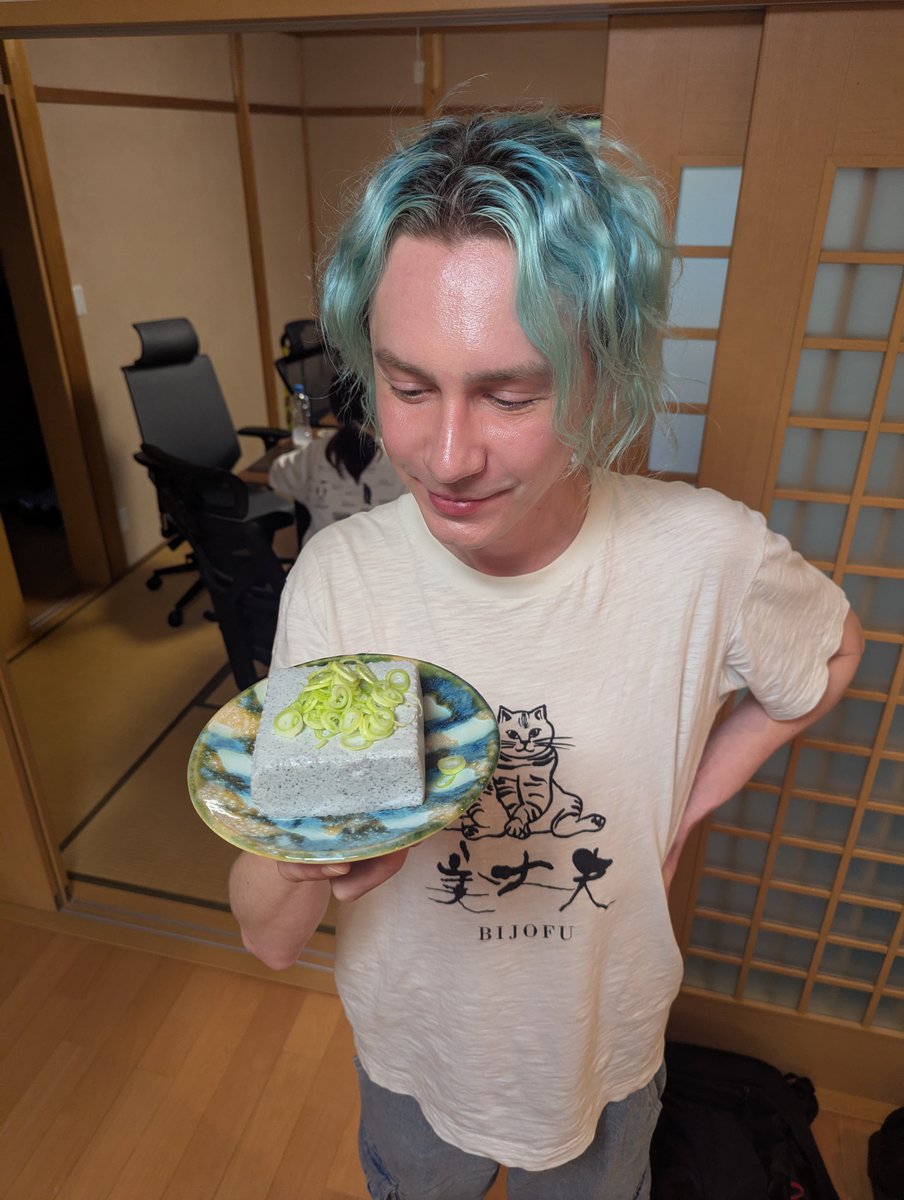 ArturGalata's tweet photo. 今日は『豆腐の日』なので、豆腐に関する明日使えない豆知識

日本語『冷奴』
英語『Cool Guy』 https://t.co/GD74tNoael
