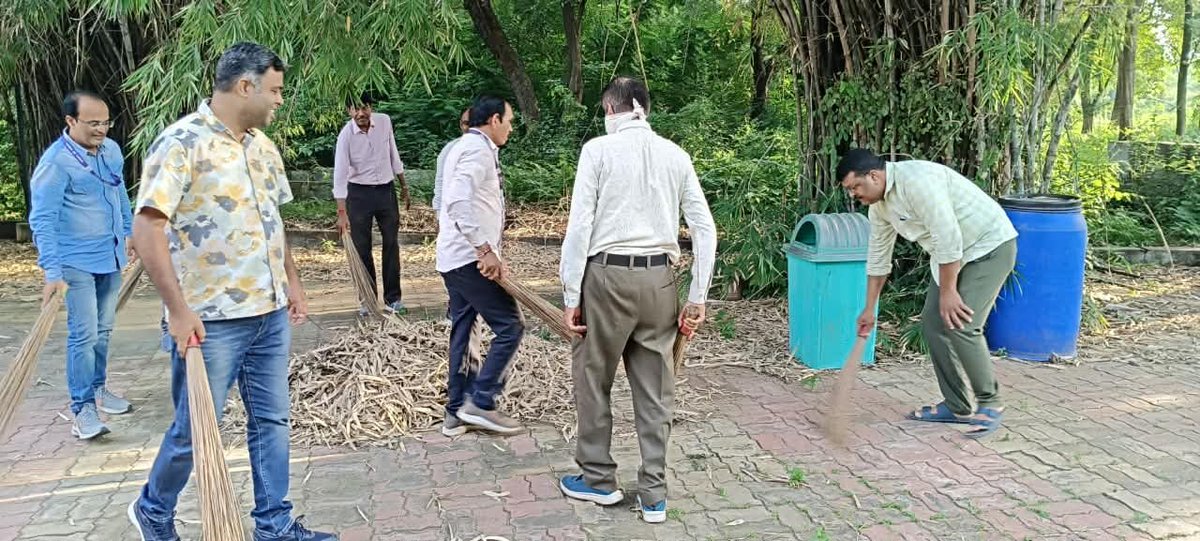 ICAR_CIFRI's tweet photo. Marking the commencement of Special Campaign 6.0  officials of @ICAR_CIFRI Vadodara centre actively participated in cleanliness drives at the office complex.

The initiative reflects a collective commitment to cleaner workplaces, reinforcing the spirit of Swachhata Hi Seva https://t.co/ONAGoi2nqD