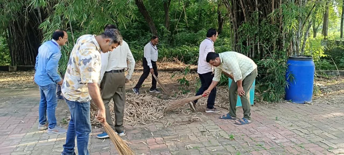 ICAR_CIFRI's tweet photo. Marking the commencement of Special Campaign 6.0  officials of @ICAR_CIFRI Vadodara centre actively participated in cleanliness drives at the office complex.

The initiative reflects a collective commitment to cleaner workplaces, reinforcing the spirit of Swachhata Hi Seva https://t.co/ONAGoi2nqD