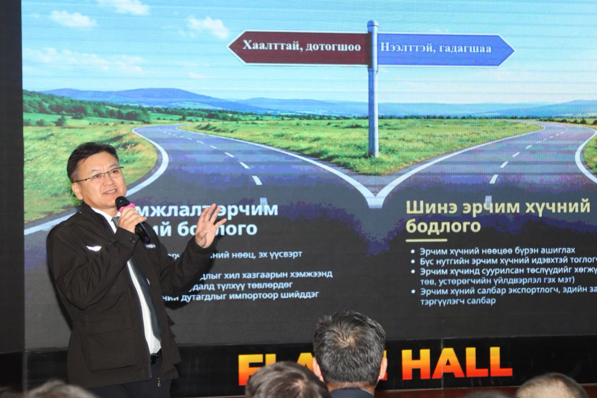 energy_gov_mn's tweet photo. Эрчим хүчний сайд Б.Найдалаа "Бодлого139" өглөөний цуврал уулзалтаа  "ДЦС-4” ТӨХК-ийн 300 орчим инженер техникийн ажилтнуудтай хийлээ.
Эрчим хүчний импортоос экспорт луу шилжих шинэчлэлийн бодлогыг салбарт үр дүнтэй хэрэгжүүлэх үйлсэд  салбараараа нэг зүгт харж, хамтран ажиллана. https://t.co/sxmvjgi5DP