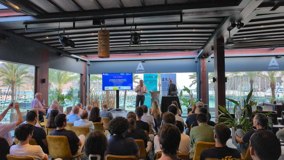 FIntegraDigital's tweet photo. 🔭🌌 La tecnología de telecomunicación al servicio de la exploración del universo

En la tarde de ayer tuvo lugar el taller “Tecnologías de telecomunicación en la detección de materia oscura y ondas gravitatorias”, celebrado en el Restaurante Alviento – Puerto de Cartagena.

Una jornada enmarcada dentro del ciclo “Tecnologías Digitales de Misión Crítica”, en la que los asistentes pudieron conocer cómo las tecnologías avanzadas de telecomunicación contribuyen a la investigación de algunos de los grandes desafíos científicos actuales.

👨‍🏫 El taller, impartido por Alejandro Díaz Morcillo, profesor de la ETSI Telecomunicación de la UPCT, acercó a los participantes el papel de la ingeniería y la innovación tecnológica en la detección de fenómenos como la materia oscura y las ondas gravitatorias.

💡 Ciencia, tecnología y conocimiento unidos para seguir impulsando la innovación en la Región de Murcia.

#FEDER