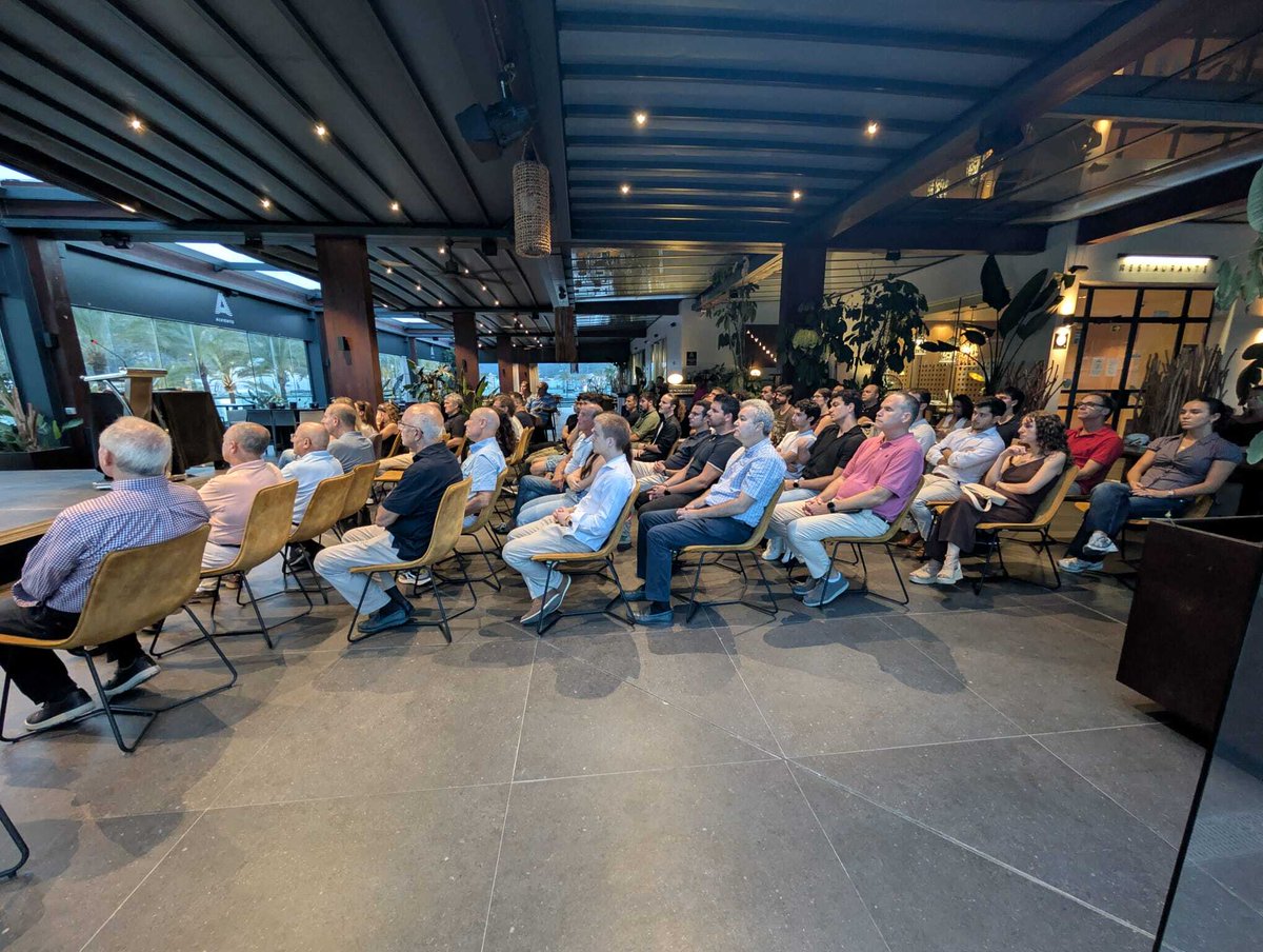 FIntegraDigital's tweet photo. 🔭🌌 La tecnología de telecomunicación al servicio de la exploración del universo

En la tarde de ayer tuvo lugar el taller “Tecnologías de telecomunicación en la detección de materia oscura y ondas gravitatorias”, celebrado en el Restaurante Alviento – Puerto de Cartagena.

Una jornada enmarcada dentro del ciclo “Tecnologías Digitales de Misión Crítica”, en la que los asistentes pudieron conocer cómo las tecnologías avanzadas de telecomunicación contribuyen a la investigación de algunos de los grandes desafíos científicos actuales.

👨‍🏫 El taller, impartido por Alejandro Díaz Morcillo, profesor de la ETSI Telecomunicación de la UPCT, acercó a los participantes el papel de la ingeniería y la innovación tecnológica en la detección de fenómenos como la materia oscura y las ondas gravitatorias.

💡 Ciencia, tecnología y conocimiento unidos para seguir impulsando la innovación en la Región de Murcia.

#FEDER