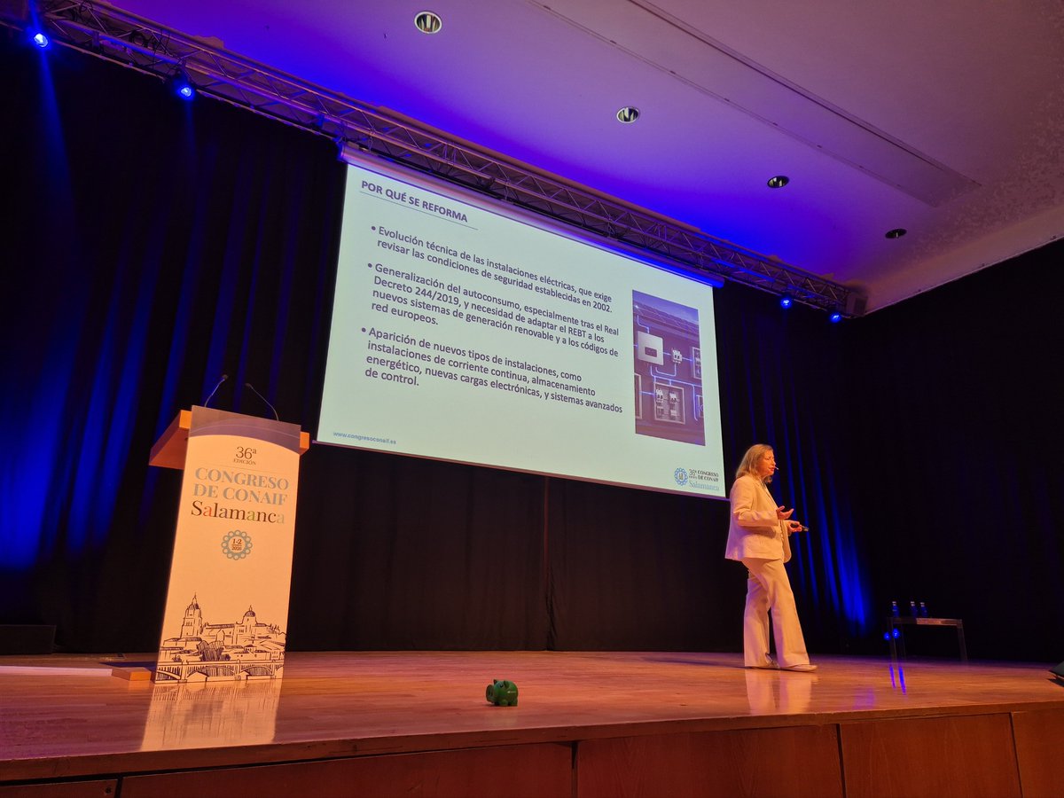 anamgarciagasco's tweet photo. Miriam Conde, Jefa de Servicio Junta Castilla y León nos explica los próximos cambios del REBT en el #congresoconaif #instaladores https://t.co/98GO6iKnZB