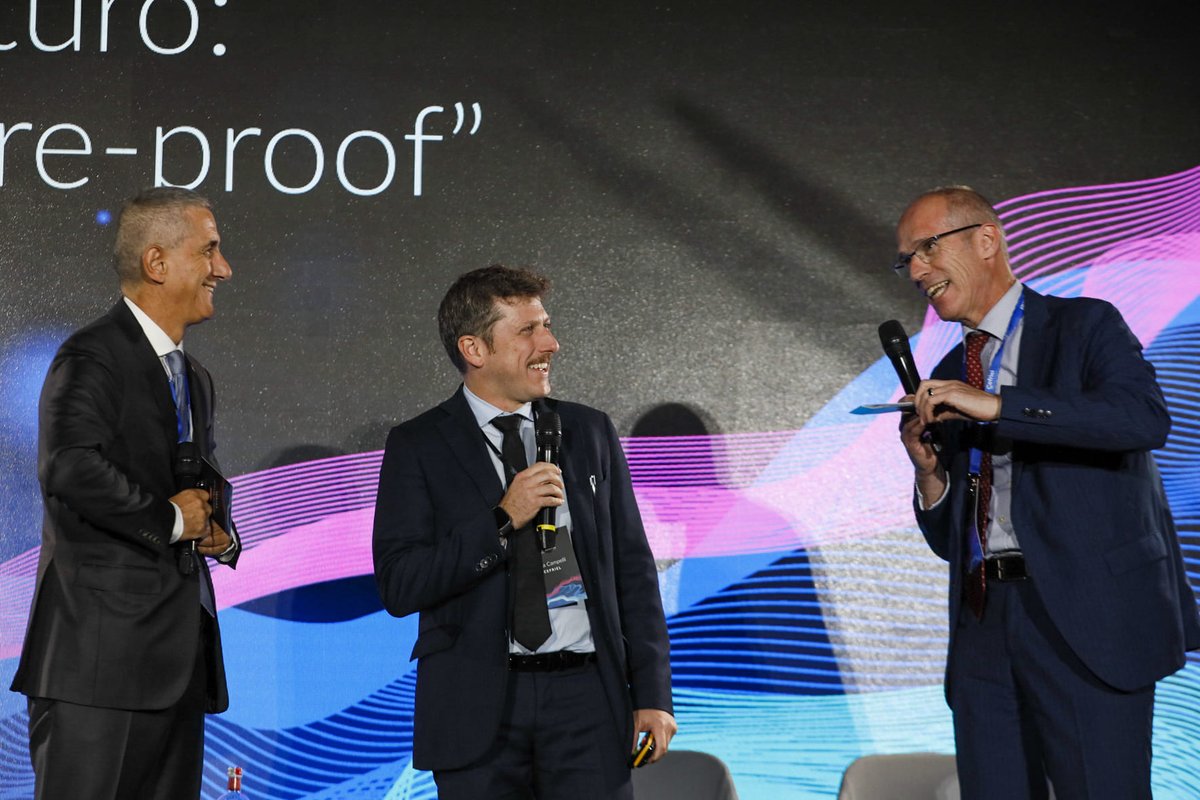 Cefriel's tweet photo. ✨📸Come si costruisce un’organizzazione capace di affrontare il futuro?

È questa la domanda che ha guidato gli interventi del Cefriel Innovation Summit 2026, che ha riunito lo scorso 28 settembre al @Museoscienza di Milano speaker dal mondo accademico, industriale e istituzionale.

L'evento ha esplorato le dimensioni che contribuiscono a costruire organizzazioni future-proof, capaci di evolvere in scenari complessial grazie ai dati, alla tecnologia, alla conoscenza e all’innovazione organizzativa. 

#CefrielInnovationSummit #FutureProof #Cefriel