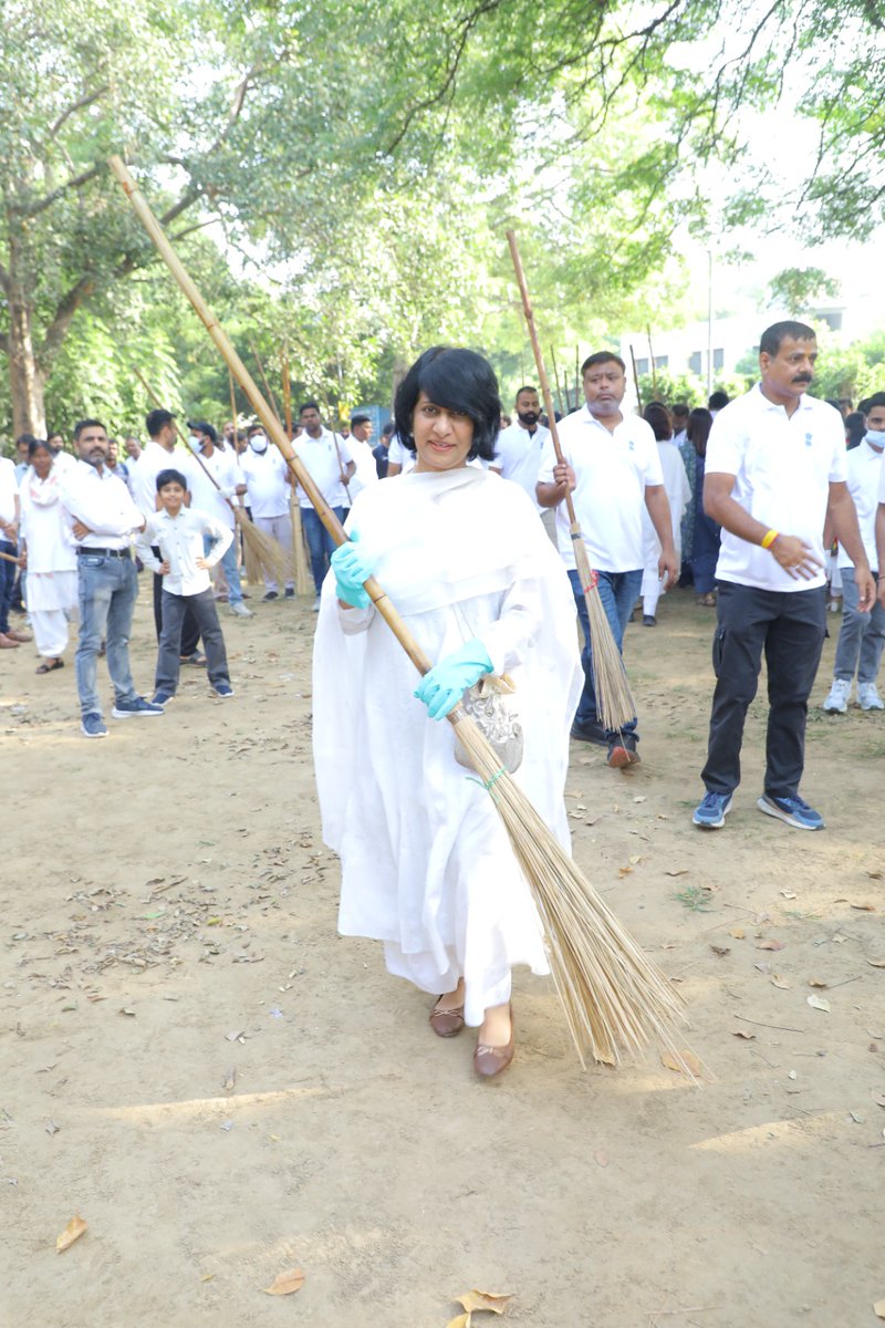 DoPTGoI's tweet photo. On the occasion of Gandhi Jayanti, @DoPTGoI celebrated Swachh Bharat Diwas, marking the concluding activity of #SwachhataHiSeva2026 at Grih Kalyan Kendra, Lodhi Road, New Delhi.

With the theme “Swachhata Mein Sahbhag; Swachh Bharat, Viksit Bharat”, Secretary, DoPT, Smt. Rachna Shah administered the Swachhata Oath along with other senior officials, followed by a cleanliness drive, tree plantation, floral tribute to Mahatma Gandhi and cultural presentations. The occasion also witnessed the felicitation of Swachhata Karmayogis, recognising their valuable contribution towards Swachhata.

#SwachhataHiSeva #SHS2026 #SpecialCampaign6 #SwachhBharatDiwas