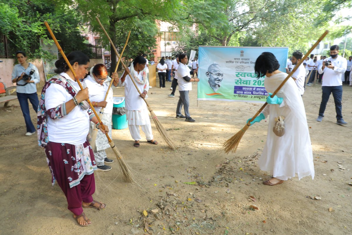 DoPTGoI's tweet photo. On the occasion of Gandhi Jayanti, @DoPTGoI celebrated Swachh Bharat Diwas, marking the concluding activity of #SwachhataHiSeva2026 at Grih Kalyan Kendra, Lodhi Road, New Delhi.

With the theme “Swachhata Mein Sahbhag; Swachh Bharat, Viksit Bharat”, Secretary, DoPT, Smt. Rachna Shah administered the Swachhata Oath along with other senior officials, followed by a cleanliness drive, tree plantation, floral tribute to Mahatma Gandhi and cultural presentations. The occasion also witnessed the felicitation of Swachhata Karmayogis, recognising their valuable contribution towards Swachhata.

#SwachhataHiSeva #SHS2026 #SpecialCampaign6 #SwachhBharatDiwas