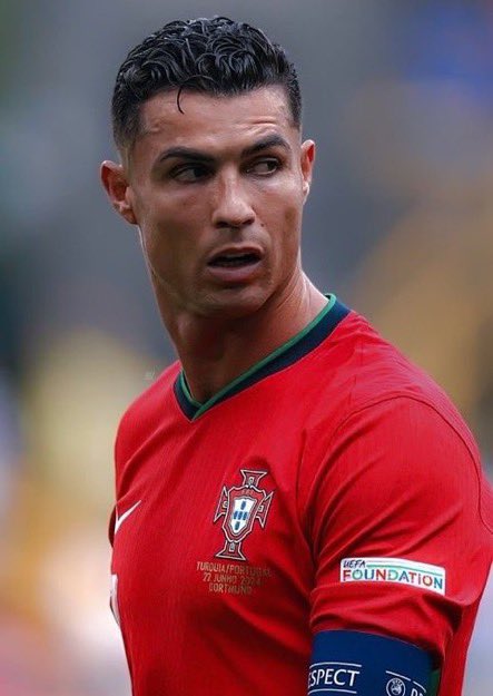 Brockutd's tweet photo. 🚨Wayne Rooney on Cristiano Ronaldo leaving the Portugal camp:

“He’s just being Ronaldo, selfish , selfish and arrogant. Is he right to call out Jorge Jesus? No, he’s a hundred percent wrong. He might be bigger than a club, but not a nation. Now he’s proving to everyone that Ten Hag was right about him all along.”