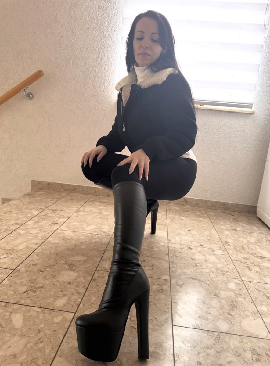 supremegoddesst's tweet photo. Happy Friday 🖤🖤🖤 https://t.co/rOlHICnjBn