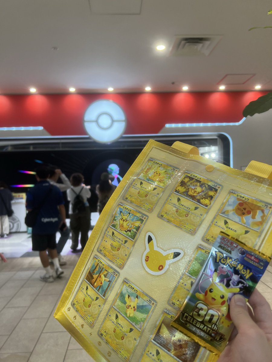 utaemon12345's tweet photo. ポケモンセンターのショッピングバッグがピカチュウいっぱいで可愛いから思わず買ってしまった https://t.co/0rqoJhJPJb