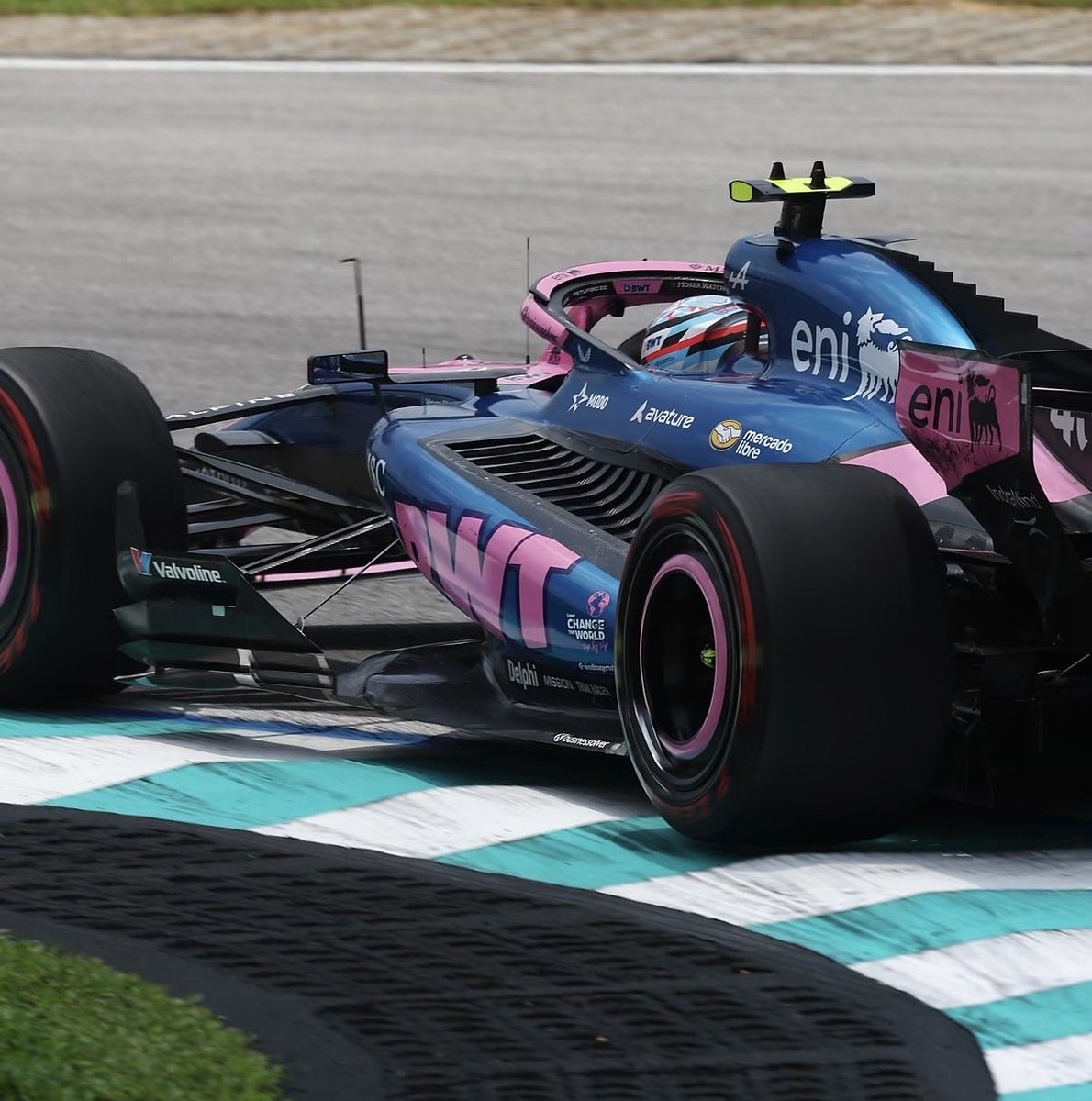 ANPeix's tweet photo. Muy buen ritmo de Franco en los long runs. Y ojo con mirar solamente la tabla de tiempos este fin de semana.

Franco está haciendo un plan de trabajo muy diferente al de Gasly, así que ni siquiera los compararía vuelta por vuelta.

Con 15 puestos de penalización, la qualy pierde muchísimo valor respecto de un finde normal. Franco puede terminar abajo en las tres prácticas y aun así haber hecho unas FP excelentes si consigue un auto fuerte para carrera: ritmo, degradación, tracción y comportamiento con carga de combustible.

Recordemos además que cuando salga a clasificar el auto entra en parc fermé: después no pueden rehacer libremente la puesta a punto pensando en la carrera. 

Así que hoy, más que el puesto, yo miraría los long runs. Aclaro esto porque en un rato cuando se despierten los que no pudieron ver las sesiones no se asusten. Hay muy buenas sensaciones. 🇦🇷
