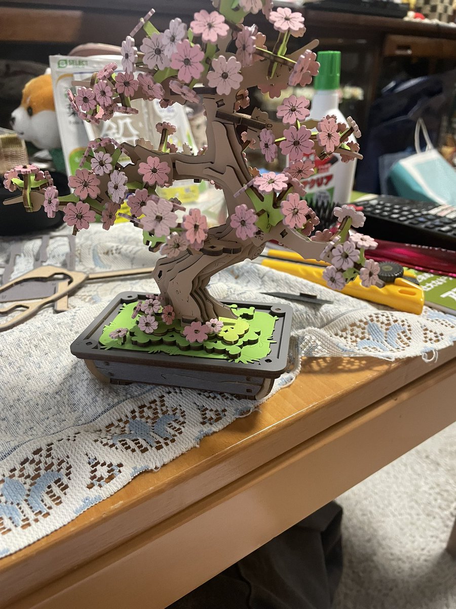 momoiro254's tweet photo. お母さんのところにパズルの花を置いたけど何個かパズルが粉砕したりなんか謎に残ったピースがあったり色々失敗したけど許してね。 https://t.co/n9tW2irX3i