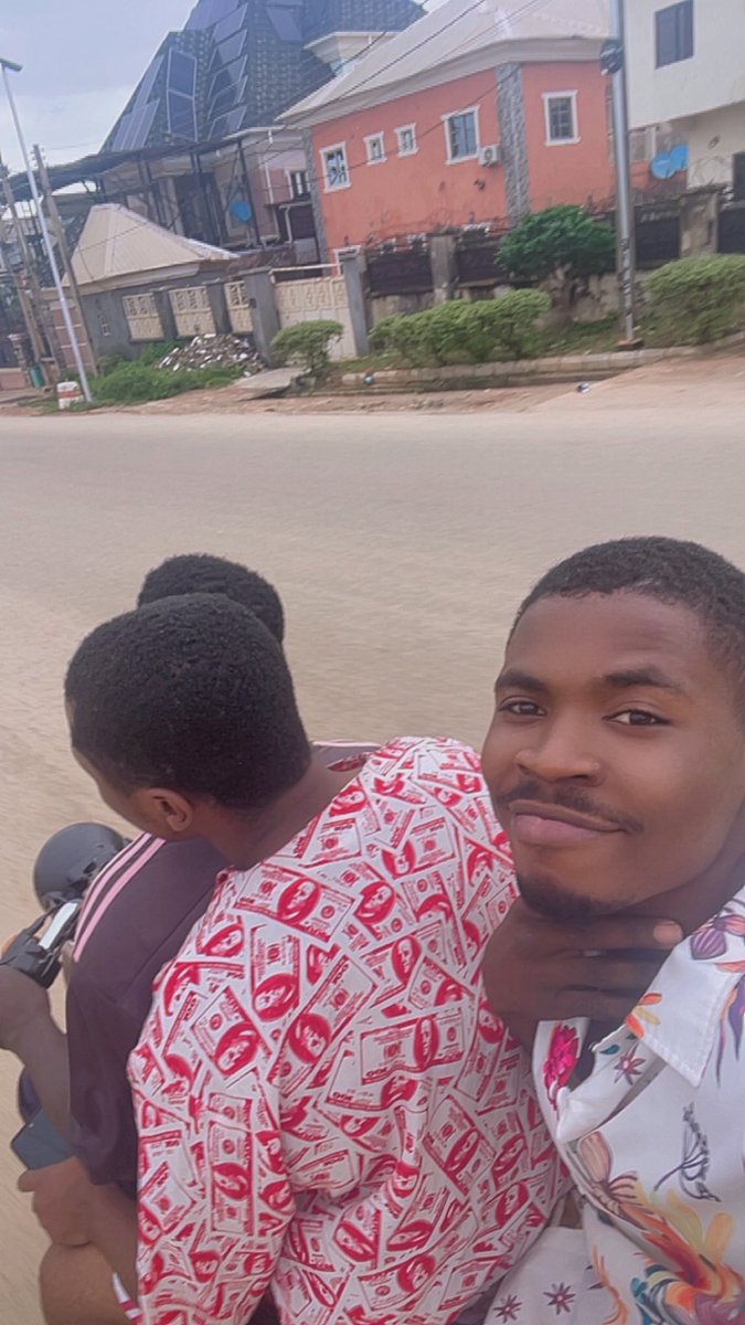 Chikamso191's tweet photo. Going to market this morning. I do everything by myself na my way oo https://t.co/d536HRIDoc