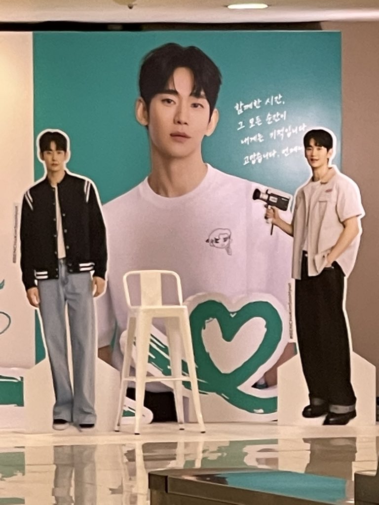 lh_ksh216's tweet photo. 一边在说明会，一边已经在排队，场馆已经布置好了。
#bench  #kimsoohyun https://t.co/gRp8Onm0Ln