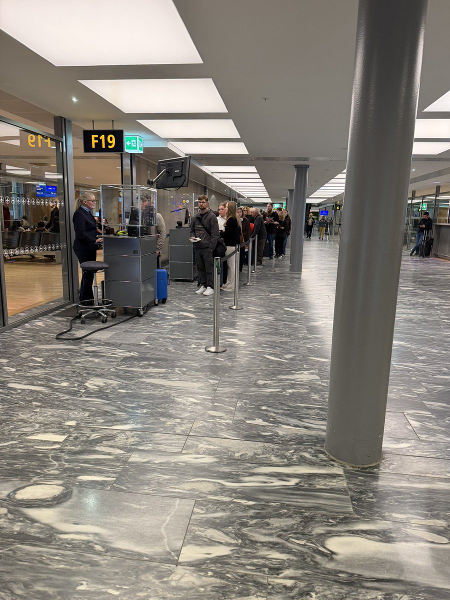 leestuart's tweet photo. @flysas why no priority boarding for business at Oslo? One lane at the gate entrance. Makes a joke of the system https://t.co/V4EIFjxPtM